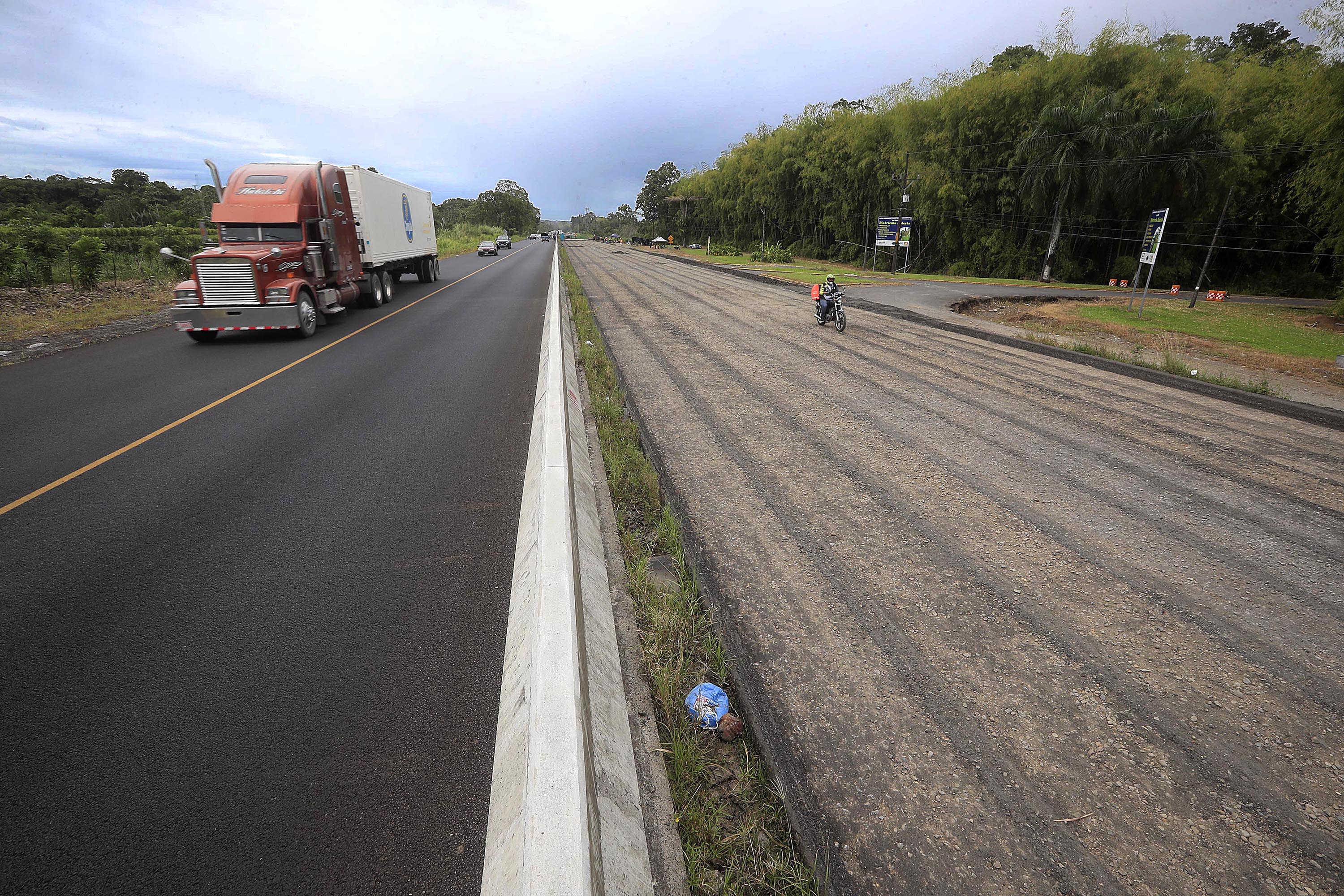 24/02/2022 Ruta 32. Necesidades y penurias que pasan los vecinos de la carretera entre Guápiles y Siquirres por las obras de ampliación. Quienes visiten la Universidad EARTH (Escuela de Agricultura de la Región Tropical Húmeda), en Guácimo, deberán avanzar muchos kilómetros para poder cambiar al carril que los dirija a la entrada.