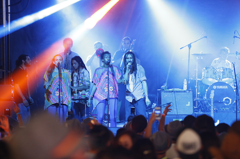 Un Rojo Reggae Bandse destaca por ser una banda muy atractiva y buscada pra conciertos. Este año el grupo lanzó su disco Reborn , que fue estrenado con un gran concierto en el Jazz Café Escazú en octubre. El grupo también visitó Argentina en febrero, en donde dio conciertos propios y acompañó en una gira por distintas ciudades al grupo Nonpalidece. Adrián Soto
