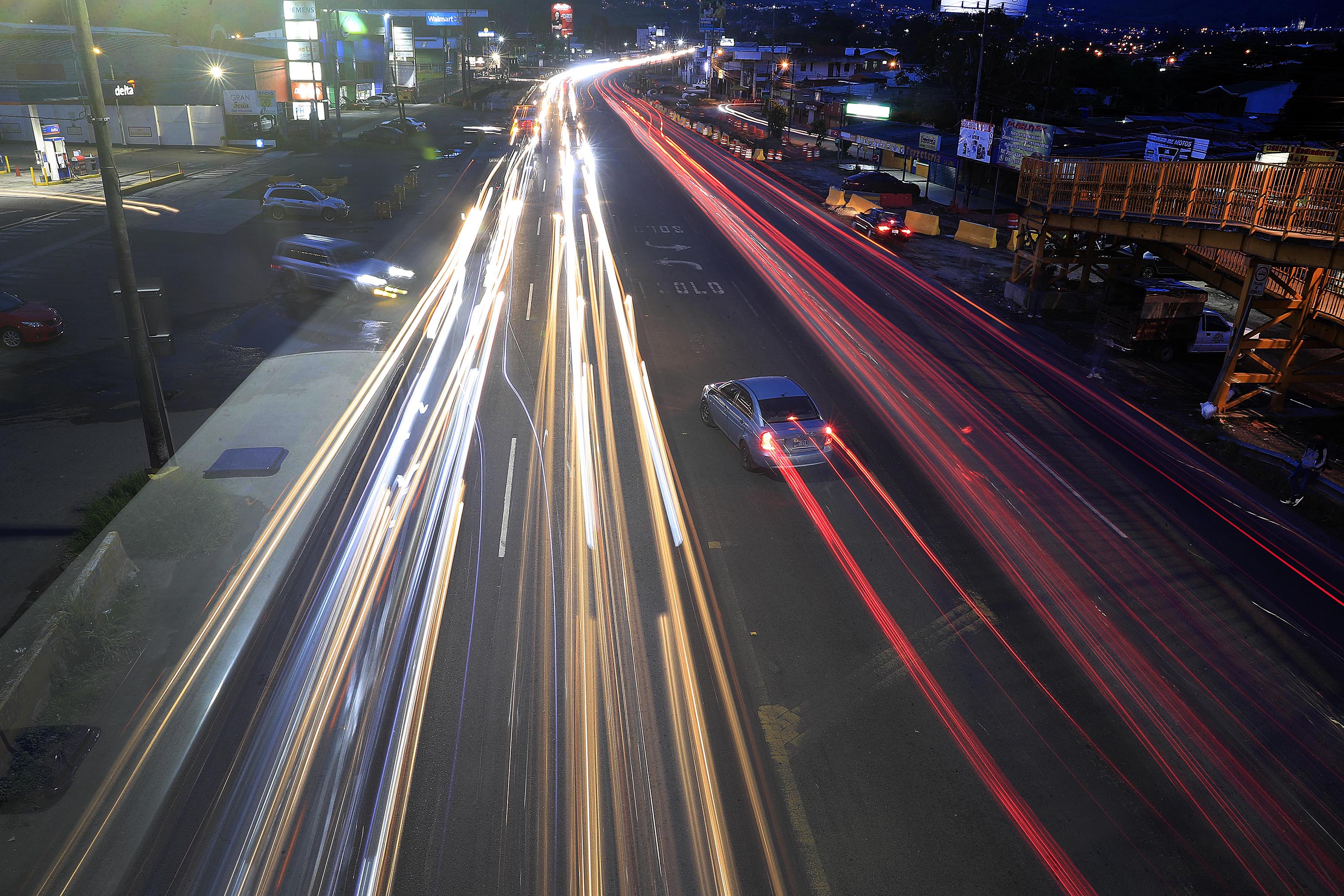 10/05/2021 Cartago. Así se apreció el movimiento vehicular la tarde noche de este lunes en el Cruce de La Lima. Este día se anunció la ampliación de restricción vehicular a partir del 11 de mayo en intento por contener saturación hospitalaria por covid-19. La restricción vehicular sanitaria se ampliará a todo el país, según placas, anunciaron las autoridades de Emergencias. Foto: Rafael Pacheco