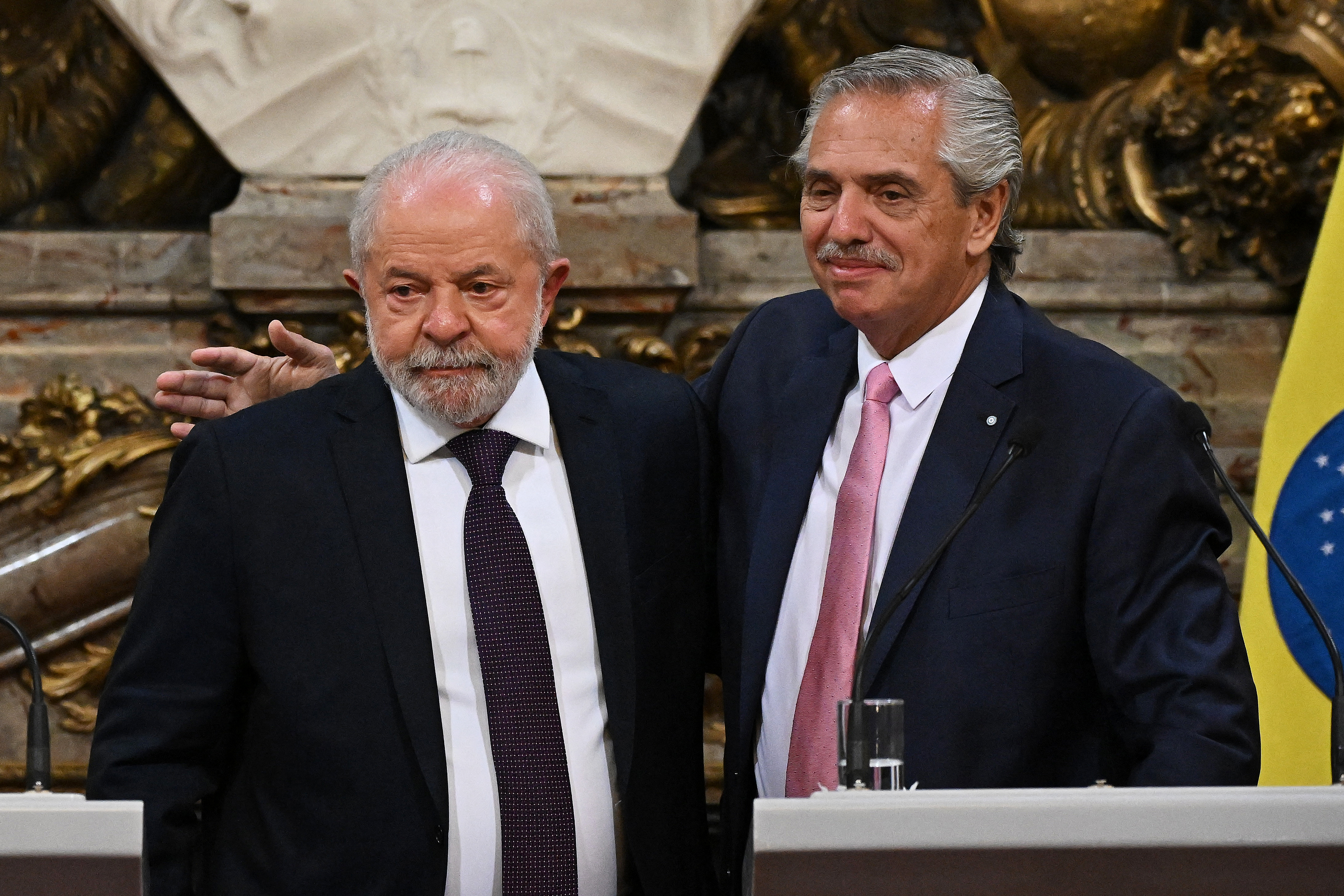 El presidente de Brasil, Luiz Inácio Lula da Silva (izquierda), y el presidente de Argentina, Alberto Fernández (derecha), se abrazan durante una conferencia de prensa en el palacio presidencial Casa Rosada en Buenos Aires el 23 de enero de 2023.