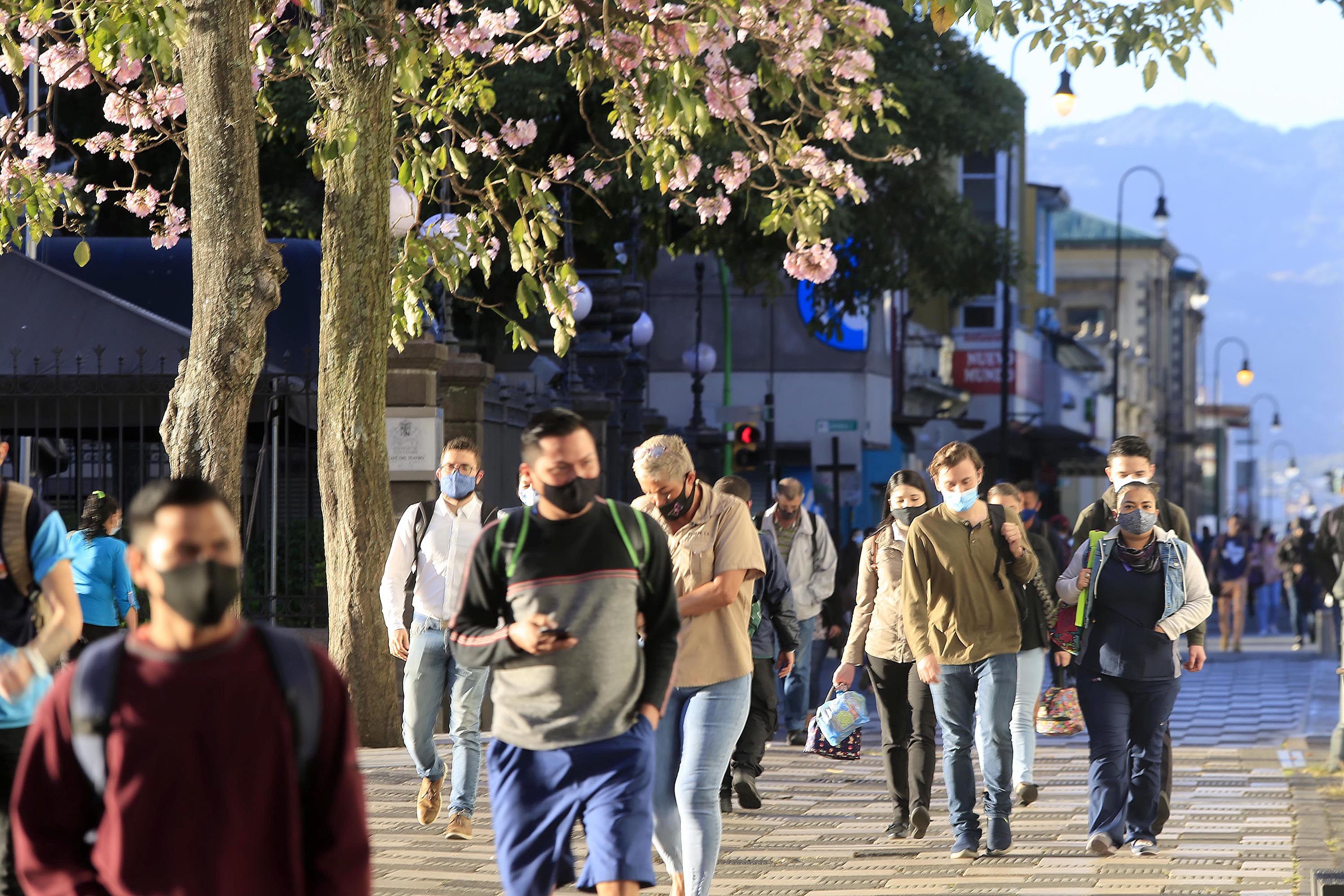 23/02/2021 San José. Gente caminando para llegar al trabajo o al estudio, usando mascarilla, este martes por la mañana en Avenida Central y Plaza de la Cultura, a pocos días de que se cumpla un año de la llegada de la pandemia a nuestro país. Foto: Rafael Pacheco