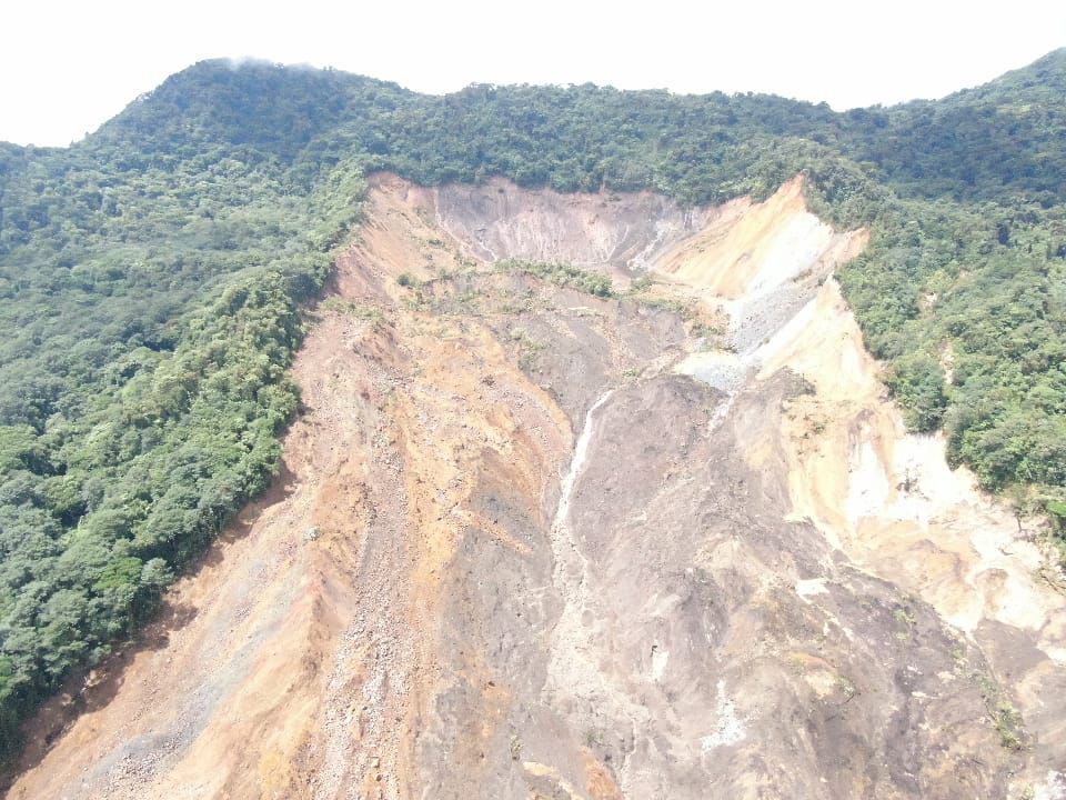 Enormes boquetes como este quedaron en montañas del Parque Nacional Juan Castro Blanco. Nadie se dio cuenta de lo ocurrido hasta que el fin de semana se redujo al mínimo el cauce en el río Aguas Zarcas. Foto: Edgar Chinchilla