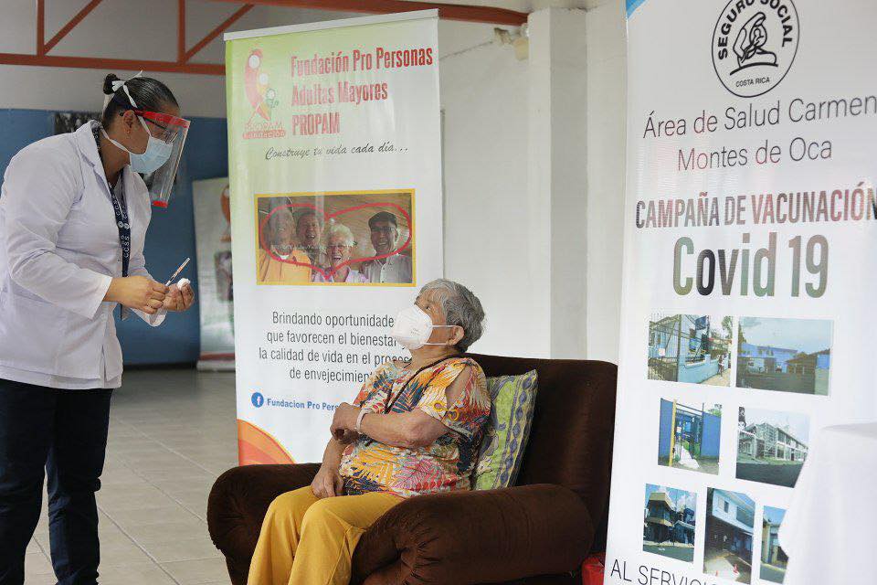 Elizabeth Castillo Cervantes, de 91 años, fue la primera costarricense en recibir la vacuna contra la covid-19. Este jueves recibió su segunda dosis.
Fotografía: Presidencia
