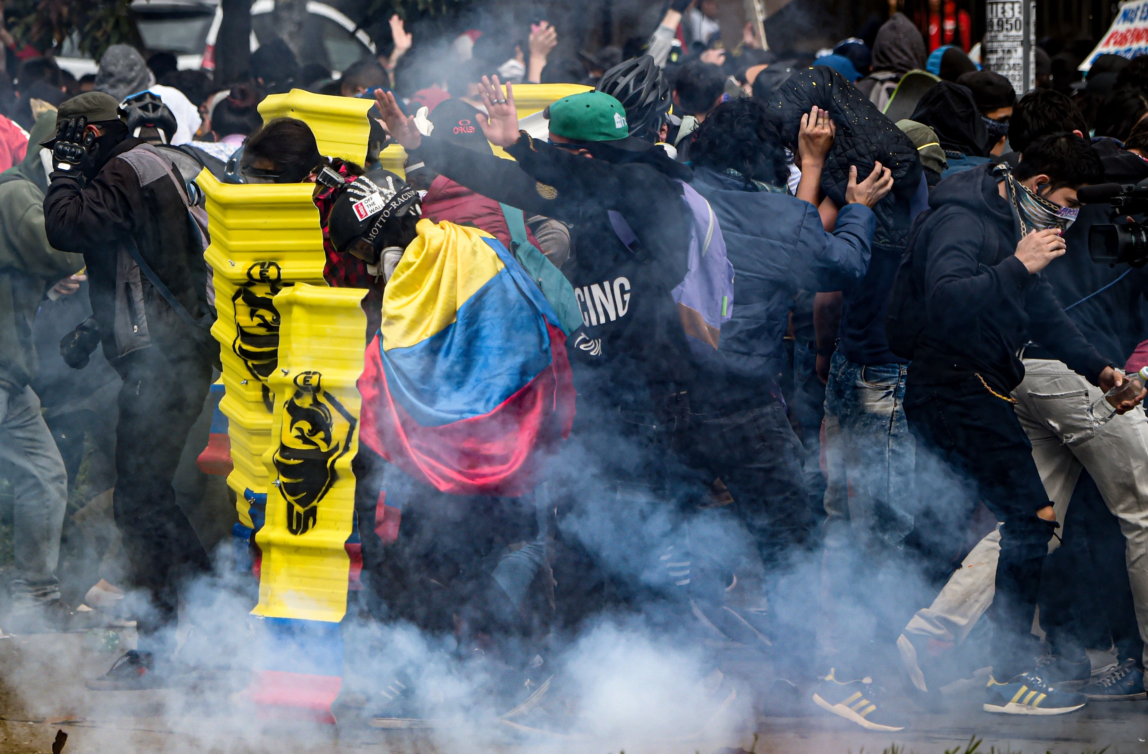 EDITORS NOTE: Graphic content / Demonstrators clash with riot police during a nationwide strike called by students, unions and indigenous groups to protest against the government of Colombia's President Ivan Duque, in Bogota, on November 21, 2019. (Photo by Juan BARRETO / AFP)