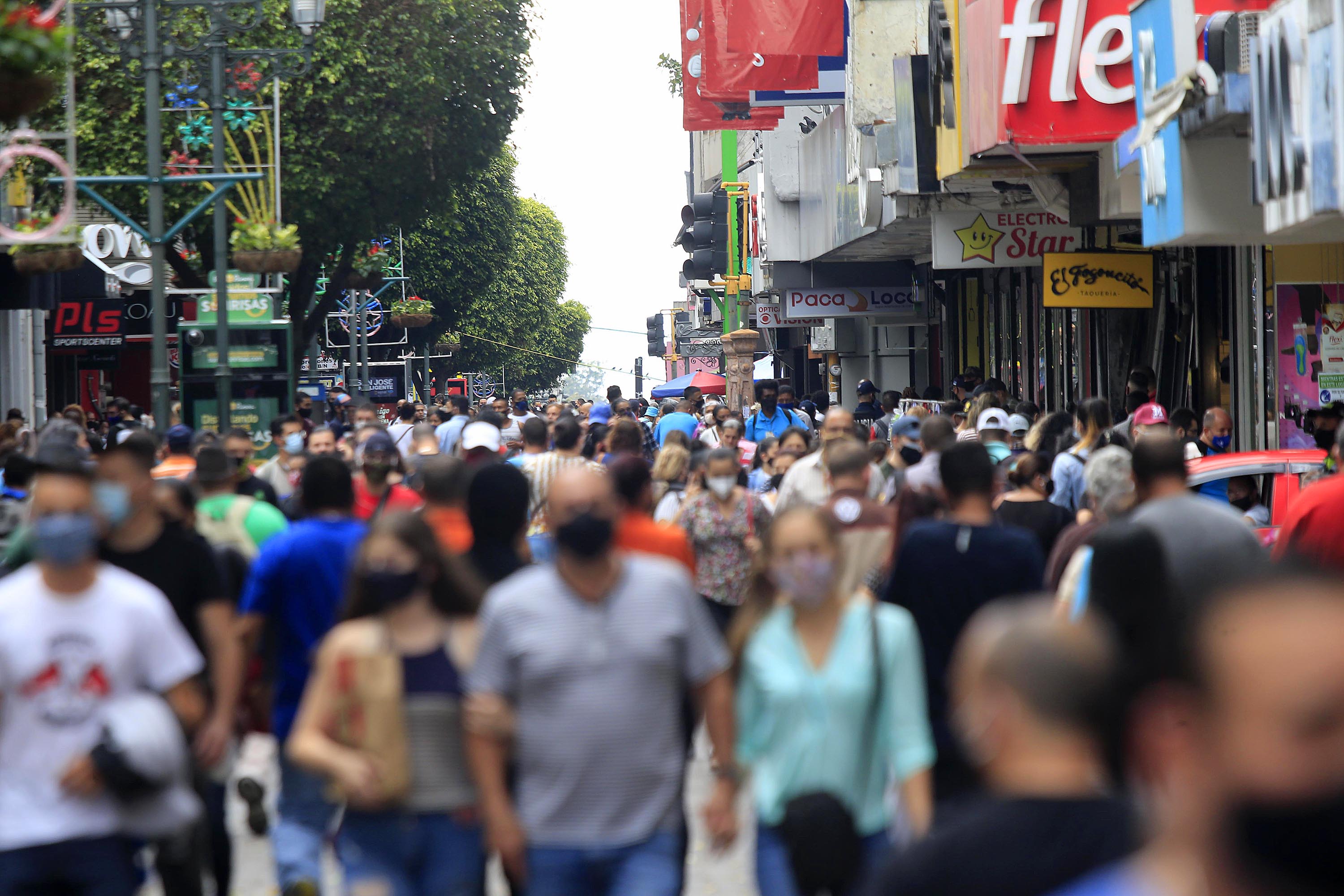 04/12/2020 San José. Cuál pandemia? Gran cantidad de gente, a las 12:45 p.m. de este viernes, en el bulevar de la Avenida Central. Muchos aprovecharon el inicio del primer fin de semana de diciembre, que coincidió con semana de pago de salarios y aguinaldos para salir a hacer las compras navideñas. Foto: Rafael Pacheco