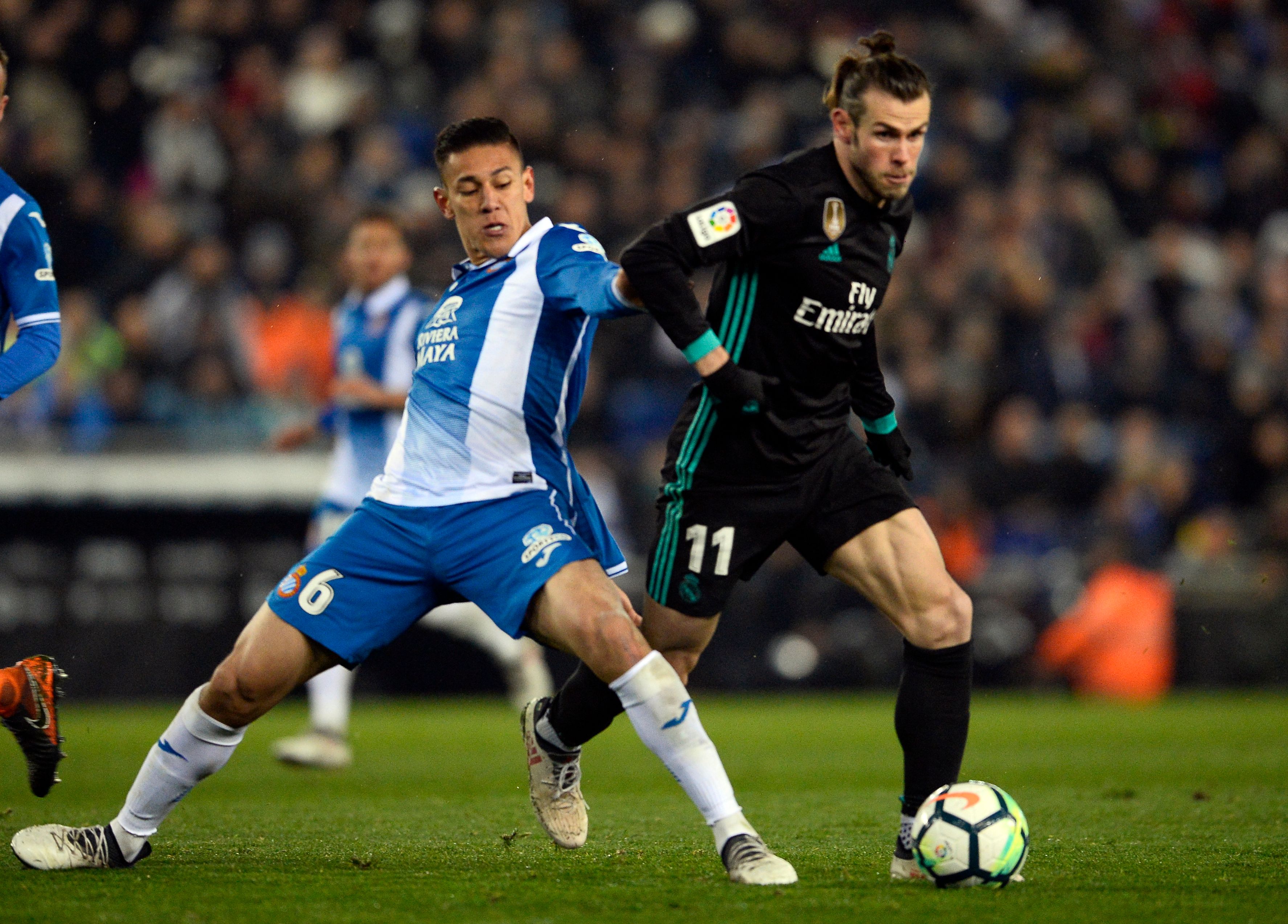Óscar Duarte intenta robarle el balón a Gareth Bale. Foto: AFP / Josep Lago