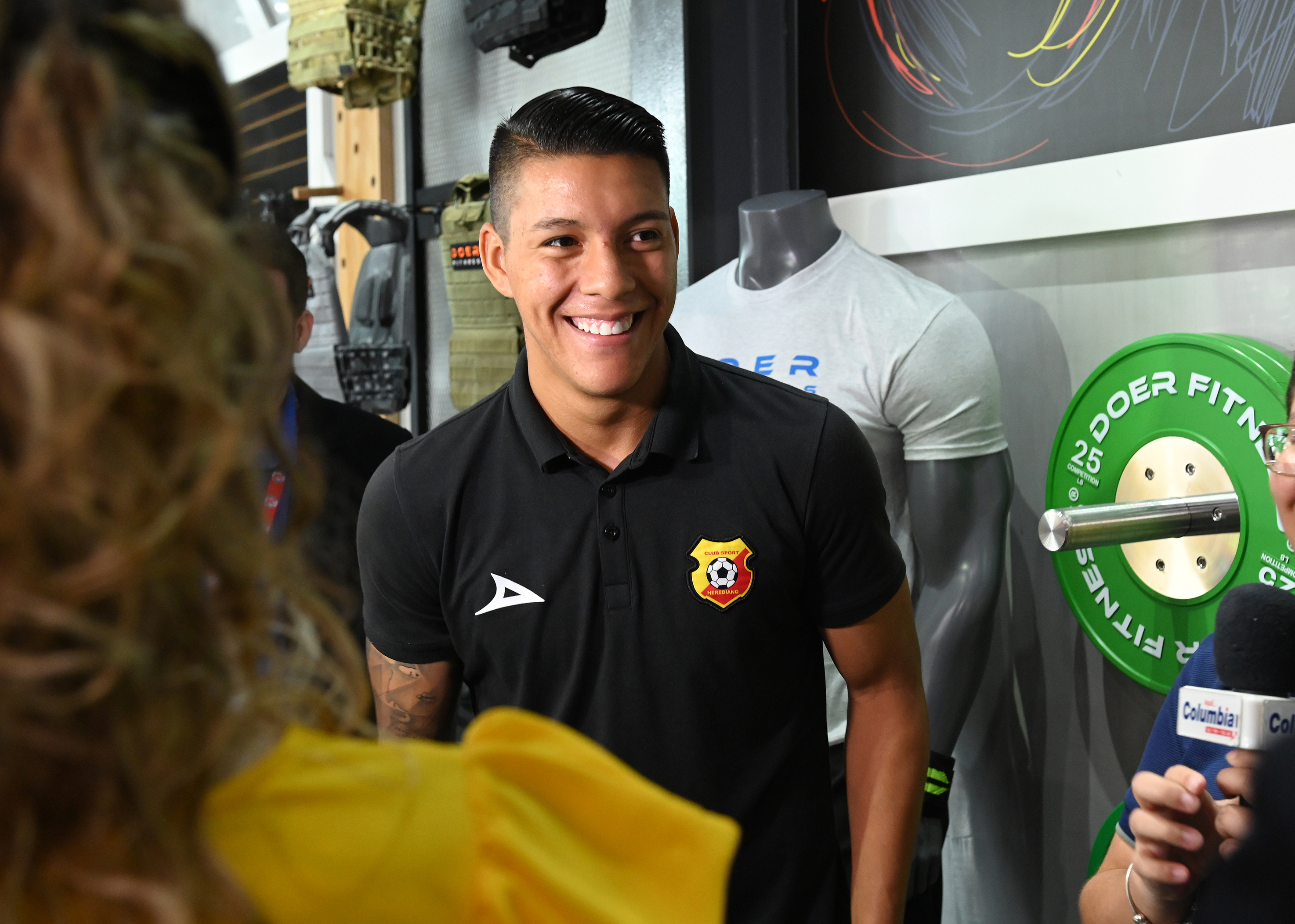 29 de agosto del 2022. Guachipelín de Escazú. Doer Fitness. El Club Sport Herediano presentó a Doer Fitness como su nuevo patrocinador. Con la presencia del director técnico Hernán Medford Bryan y del gerente deportivo Jafet Soto, el equipo herediano firmo un contrato mediante el cual son beneficiados de los productos deportivos de la empresa. En la foto: Foto: El jugador herediano Orlando Galo brinda declaraciones a la prensa deportiva. Albert Marín para la Nación.