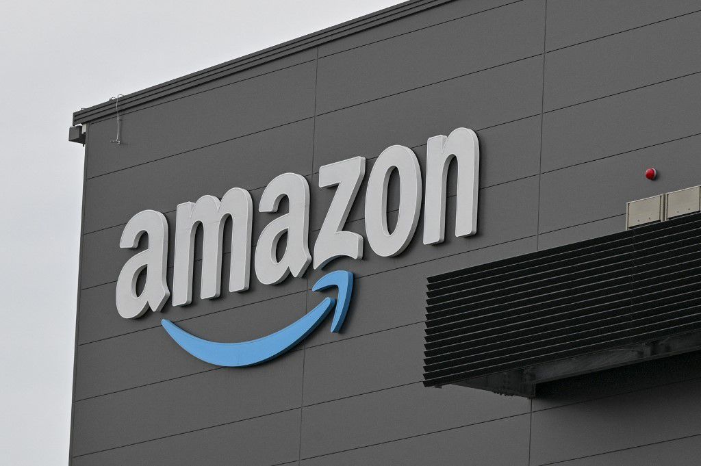 Logo de Amazon en la fachada de un edificio moderno. La imagen ilustra el anuncio de la inversión de más de $5.000 millones en un nuevo centro de datos en Querétaro, México, por parte de Amazon Web Services (AWS).