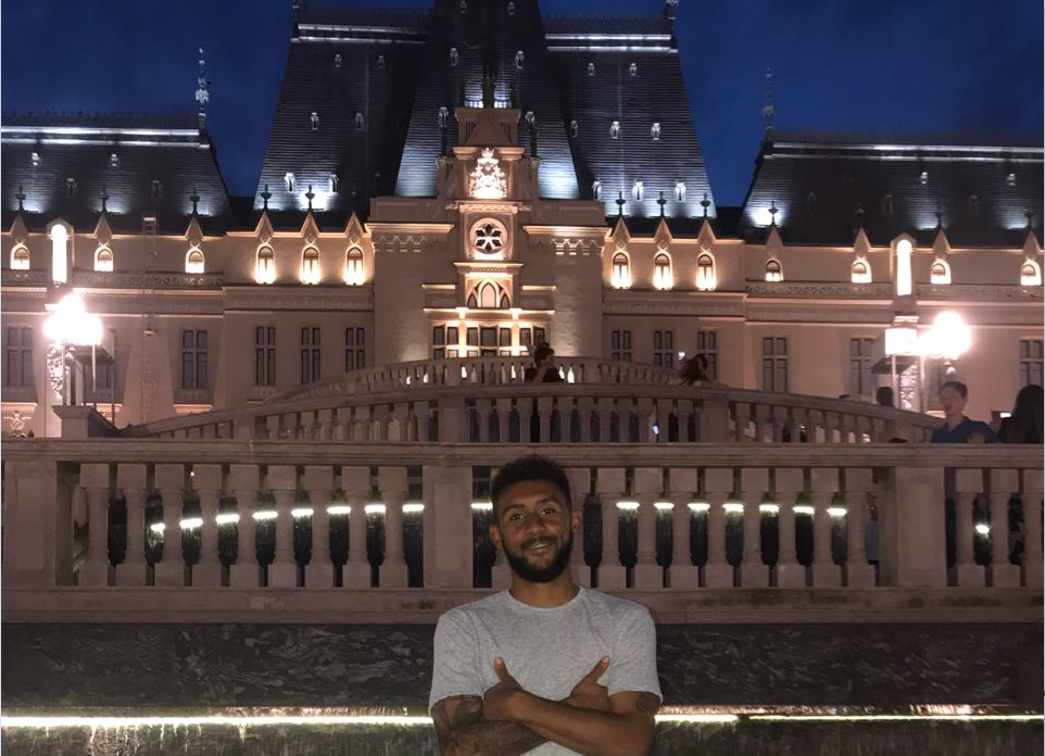 Dylan Flores con el Palas Lasi de fondo, un edificio de la ciudad Lasi, en la que vive. Fotografía: Cortesía.