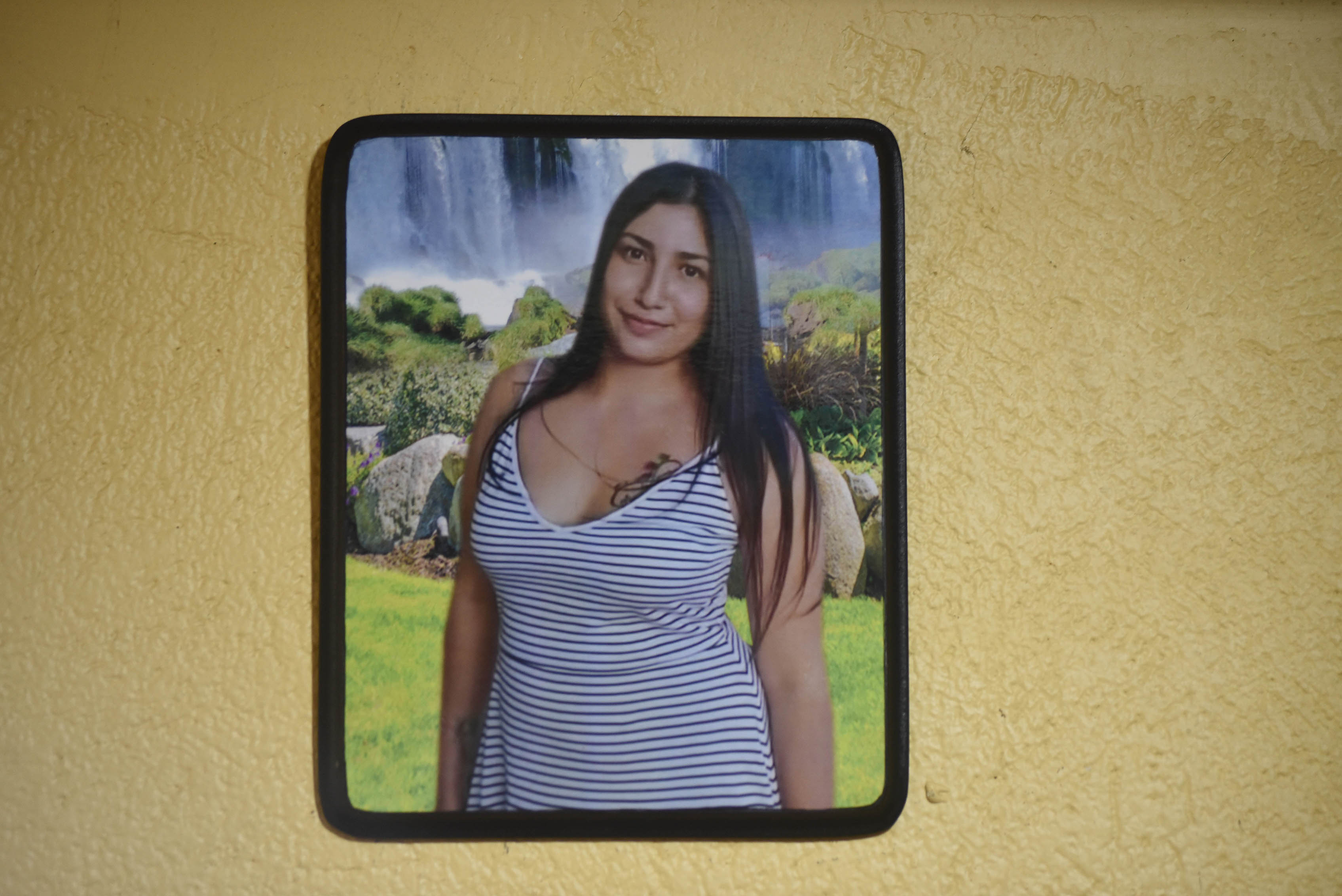20/02/20202.Hora 6:00 p.m.
Rosmary Cordero madre de Karolay Serrano recuerda con dolor y tristeza el momento en que supo que su hija fue encontraba sin vida en una zona montañosa. Ella lleva en su inetrior esta tristeza junto a su familia en La Milpa de Guarari en Heredia. Pide a los padres de familia que cuiden mucho a sus hijos y en especial a los varones y que los aconsejen para que no cometan estos errores. En la paredes de la sala cuelgan algunos recuerdos de Karolay
CARLOS GONZALEZ/AGENCIA OJOPOROJO