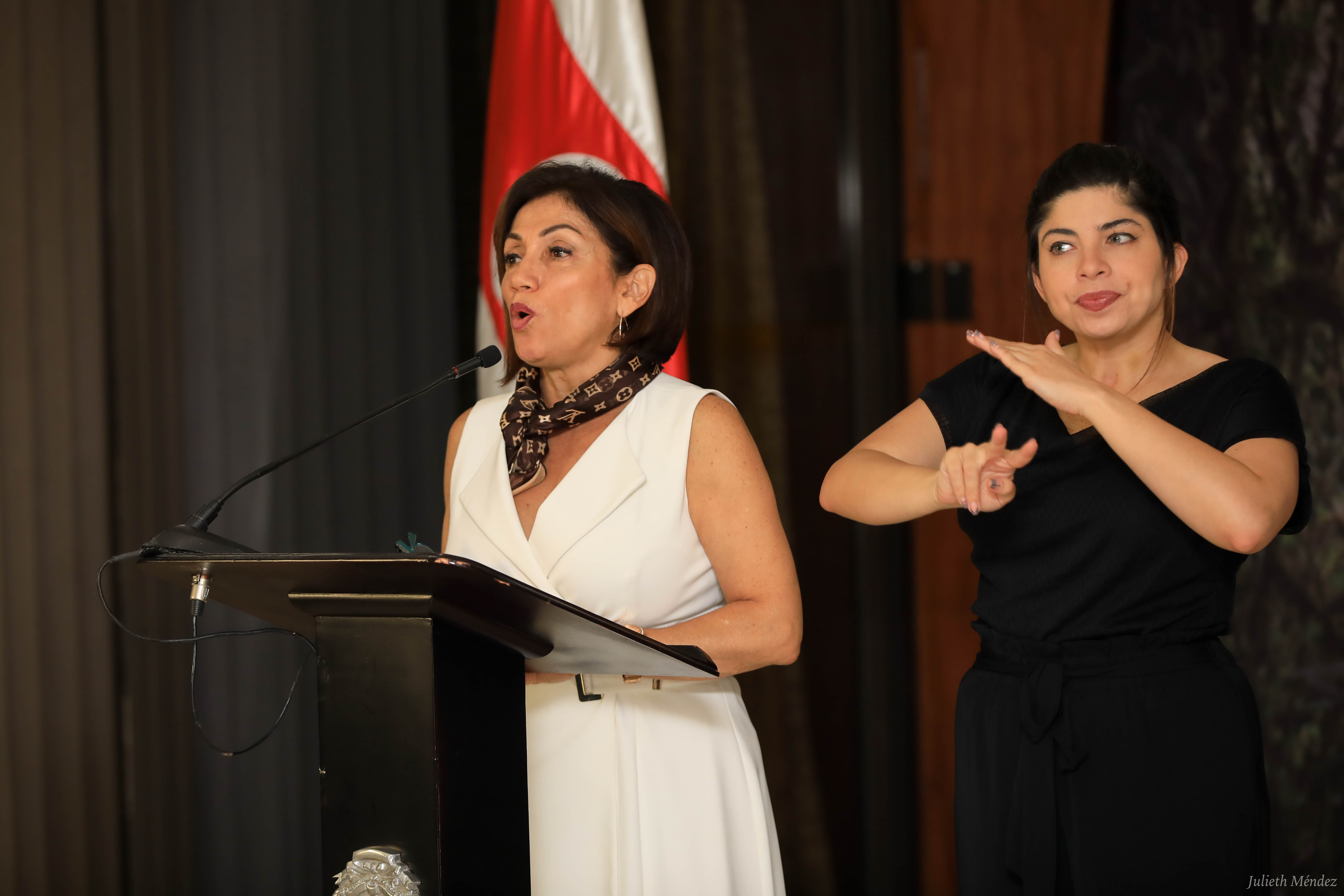 Victoria Hernández, ministra de Economía, explicó el decreto. Junto a ella, la intérprete Estafanía Carvajal. Foto: Julieth Méndez, cortesía de Casa Presidencial