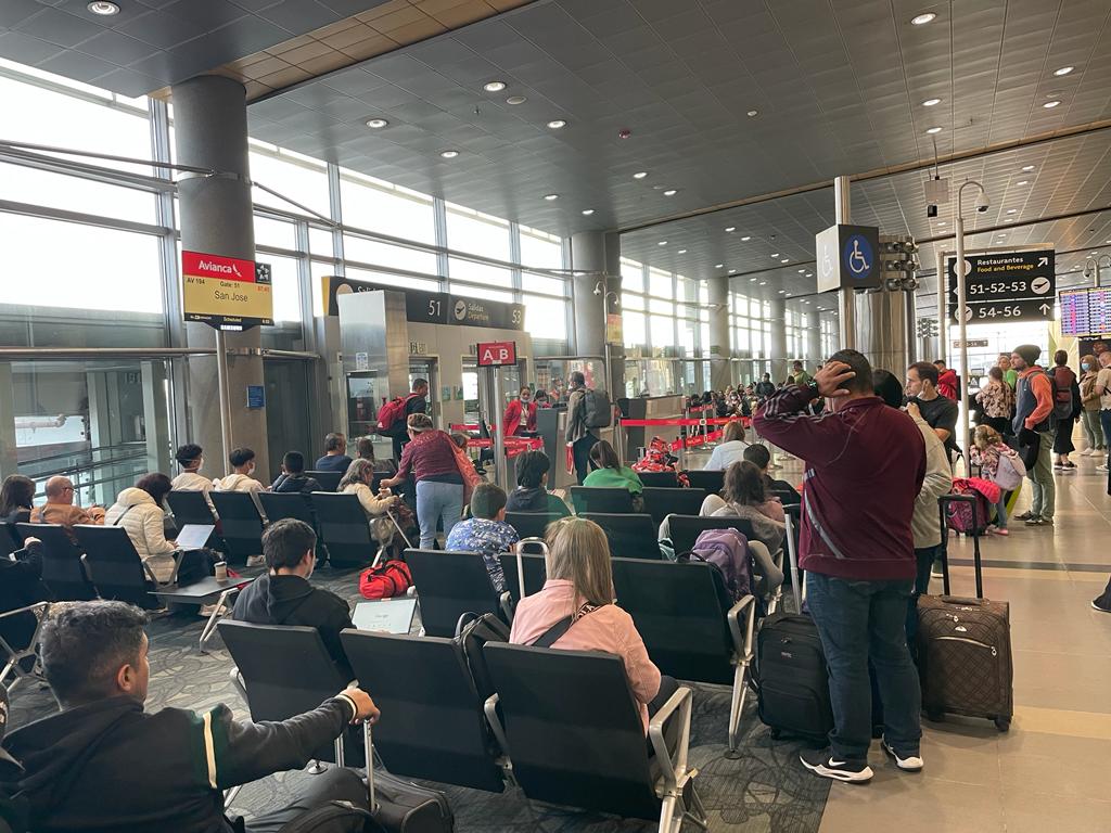 Pasajeros esperan la salida de su vuelo en el Aeropuerto Internacional El Dorado en Bogotá, Colombia.