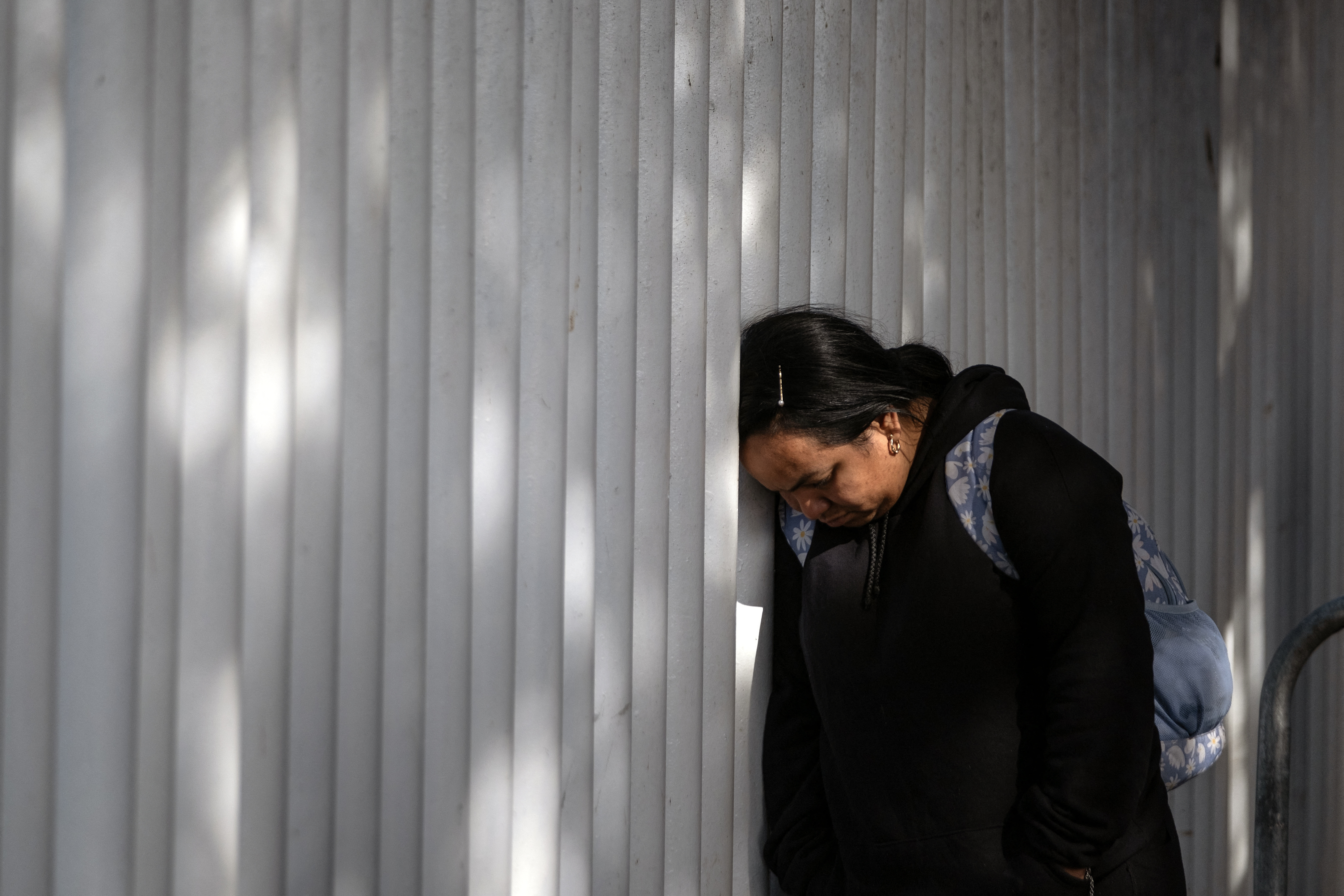 Mujer solicitante de asilo reacciona mientras espera noticias sobre su cita CBP One en el puerto de El Chaparral en Tijuana, México, el 20 de enero de 2025, tras los anuncios migratorios de Donald Trump.