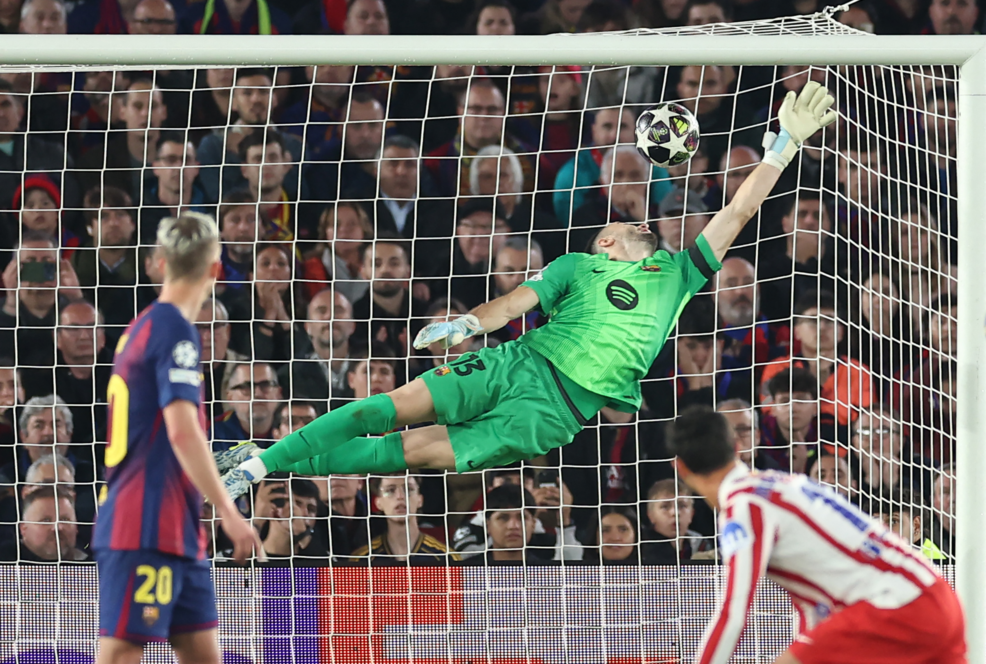 El delantero argentino Julian Álvarez clavó este golazo de tiro libre ante Joan García, en el duelo del Barcelona y el Atlético de Madrid por la Champions.