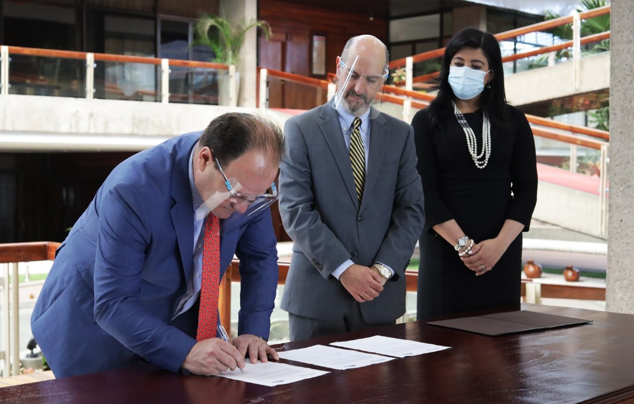 Elian Villegas, ministro de Hacienda; Rodrigo Cubero, presidente del Banco Central; y Pilar Garrido, ministra de Planificación, firmaron la carta enviada este sábado al FMI para buscar un acuerdo financiero por $1.750 millones. Fotografía: Cortesía de Casa Presidencial.