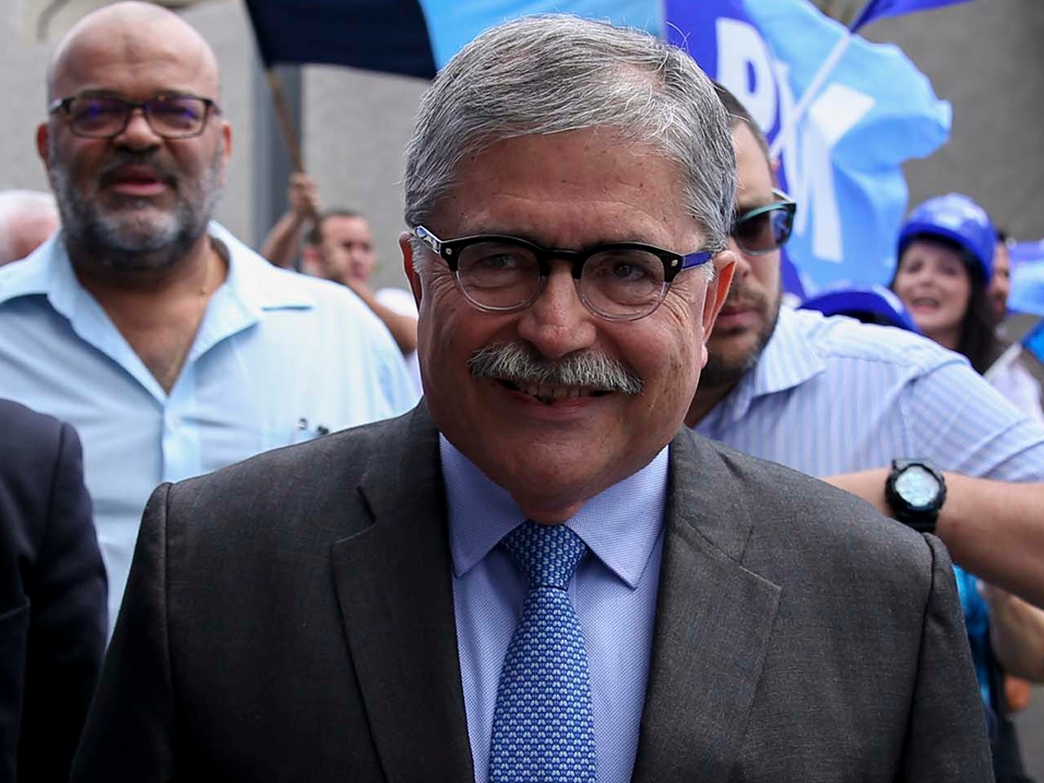 23/01/2018. Burger King del Parque de La Paz. San José. Hora: 12:30 m.d. Los candidatos presidenciales fueron invitados por la cadena de restaurantes de comida rápida Burger King a su local en el parque de la paz con el objetivo de reunir en una sola mesa al menos 6 candidatos y la marca prometió regalar 1.000 Whoppers entre los que asistan al restaurante a partir de las 12.30 p.m. A la actividad asistieron los candidatos Juan Diego Castro Fernández del PIN, Otto Guevara Guth del Movimiento Libertario, Edgardo Araya Sibaja del Frente Amplio, Mario Redondo Poveda de Alianza Demócrata Cristiana, Carlos Alvarado Quesada del PAC, Óscar Andrés López Arias del PASE, Sergio Mena Díaz de Nueva Generación, Stephanie Campos Arrieta de Renovación Costarricense, Fabricio Alvarado Muñoz de Restauración Nacional, John Vega Masís del Partido de los Trabajadores y Rodolfo Piza Rocafort de la Unidad Social Cristiana. La actividad fue amenizada por Yiyo y Choché que pusieron a los candidatos a jugar futbolín y a compartir en una mesa juntos de la comida. En la foto Juan Diego Castro Fernández del PIN. Fotos Marcela Bertozzi
