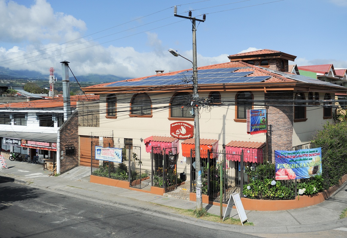 Alejandro Solís, propietario de la Pasteleria y Cafeteria Fina Santo Domingo, en Santo Domingo de Heredia, instaló este año paneles solares para ahorrar en la factura eléctrica de su producción.