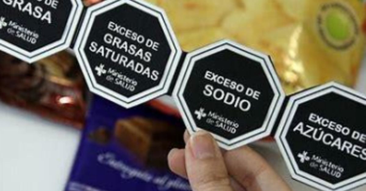 En la imagen, una etiqueta advirtiendo sobre el exceso de calorías, azúcares, sodio y grasas.