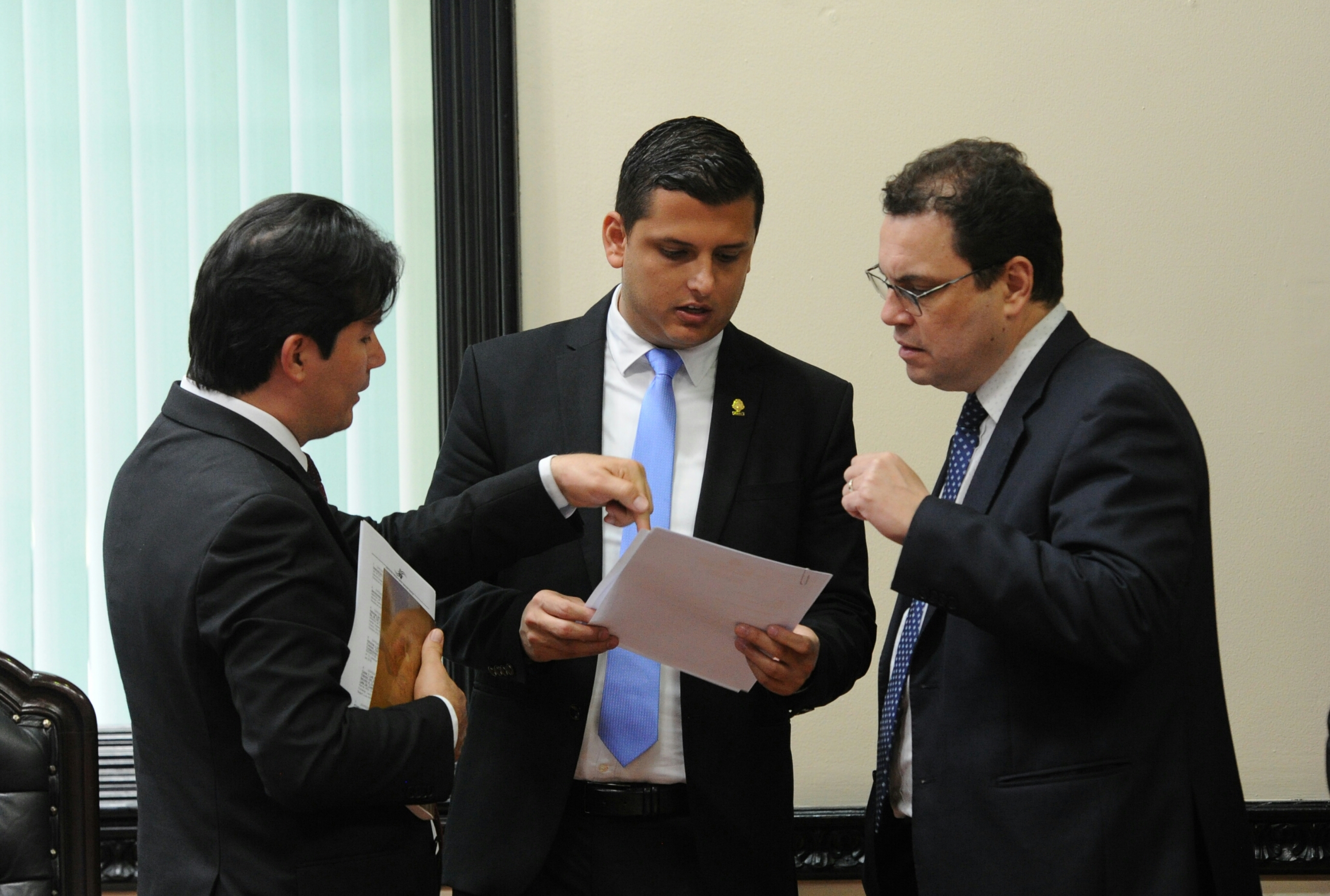 03/11/2018. San José, Asamblea Legislativa. Lectura del por tanto del fallo de la sala cuarta sobre la reforma fiscal. En la foto Daniel Ulate y Carlos Ricardo Benavides. Fotos Melissa Fernández