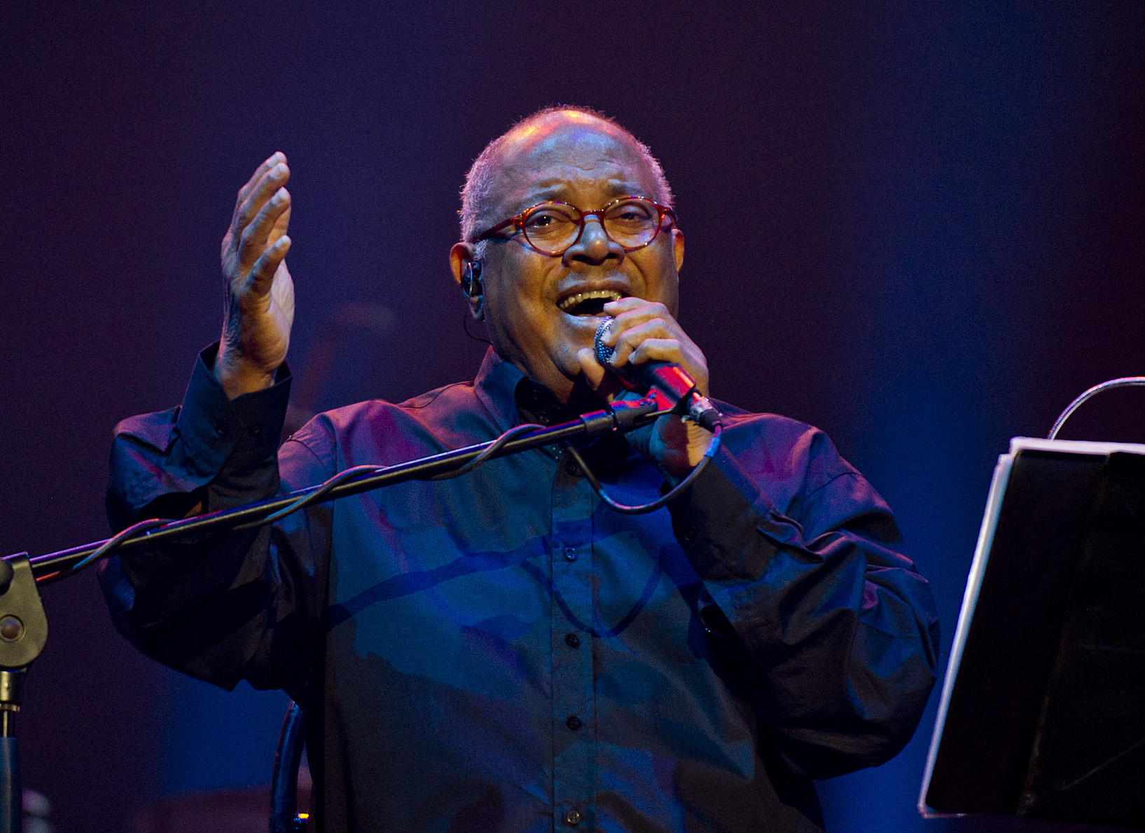 (FILES) In this file photo taken on December 4, 2014 Cuban musician Pablo Milanes sings during the inauguration of the XXXVI Latin-American Cinema Festival at Karl Marx theater. - Milanes died in Madrid on Novembre 22, 2022, his agent said. (Photo by YAMIL LAGE / AFP)