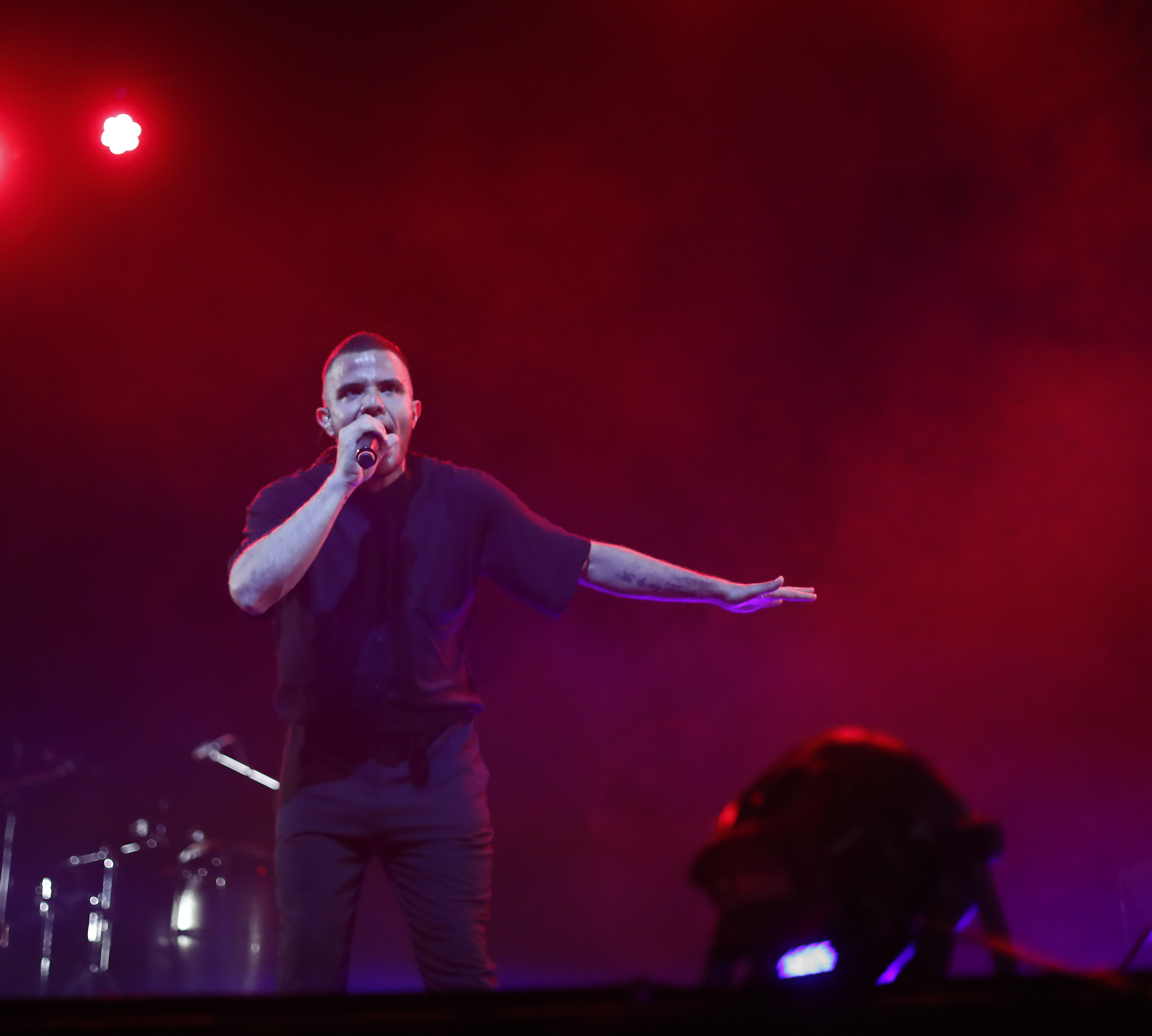 Julián Garita, vocalista principal de Magpie Jay, durante la primera presentación de la banda en el Teatro Melico Salazar.