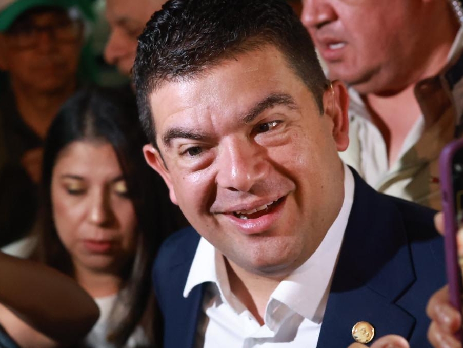 Álvaro Ramos (PLN) llega a las instalaciones de Teletica para participar en el debate presidencial de Canal 7.