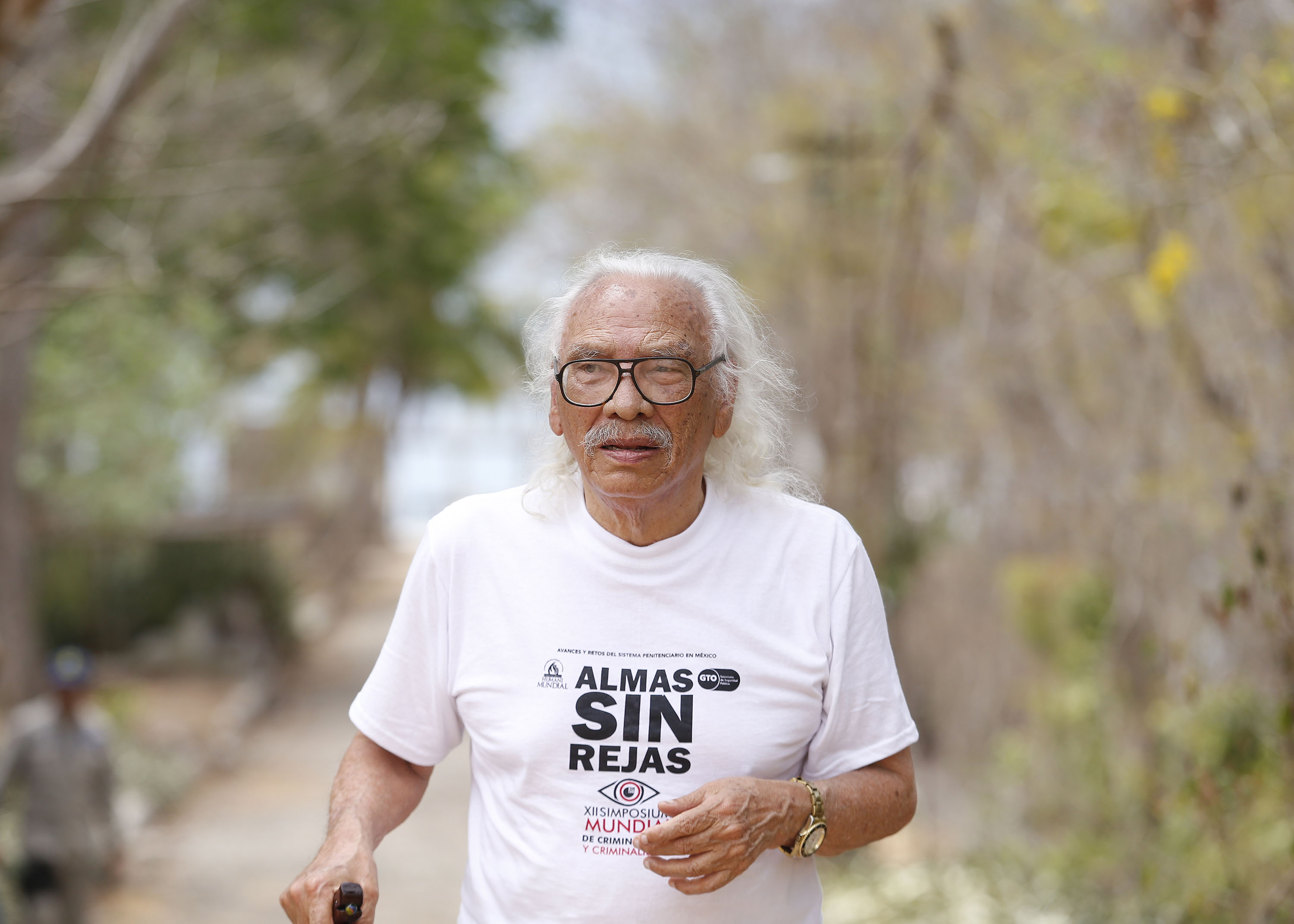 05/04/2019. Isla San Lucas, Puntarenas. Actividad para la reactivación de la Isla San Lucas con la presencia de la Primera Dama, Claudia Dobles, y representantes del MINAE y del ICT. En la foto: El escritor José León Sánchez camina a lo largo de la calzada que dirige a los antiguos calabozos. Foto: Albert Marín.