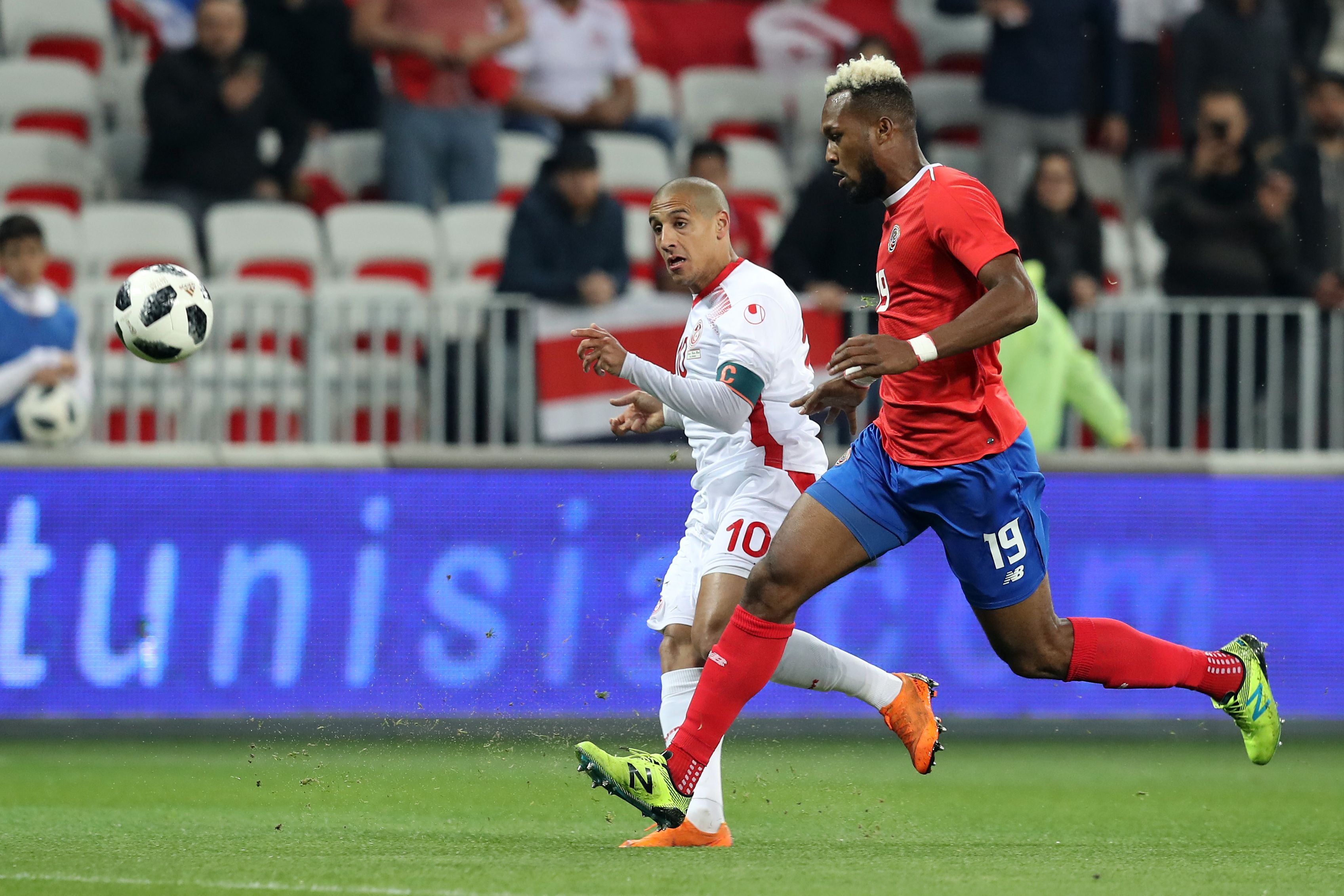Khazri Wahbi remata ante la marca de Kendall Waston. / AFP PHOTO / VALERY HACHE