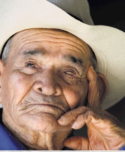 Poco a poco, José Uriel Delgado ha perdido los sentidos de la vista y del oído, pero, aun así, baila y se mueve como si tuviera 50 años menos.