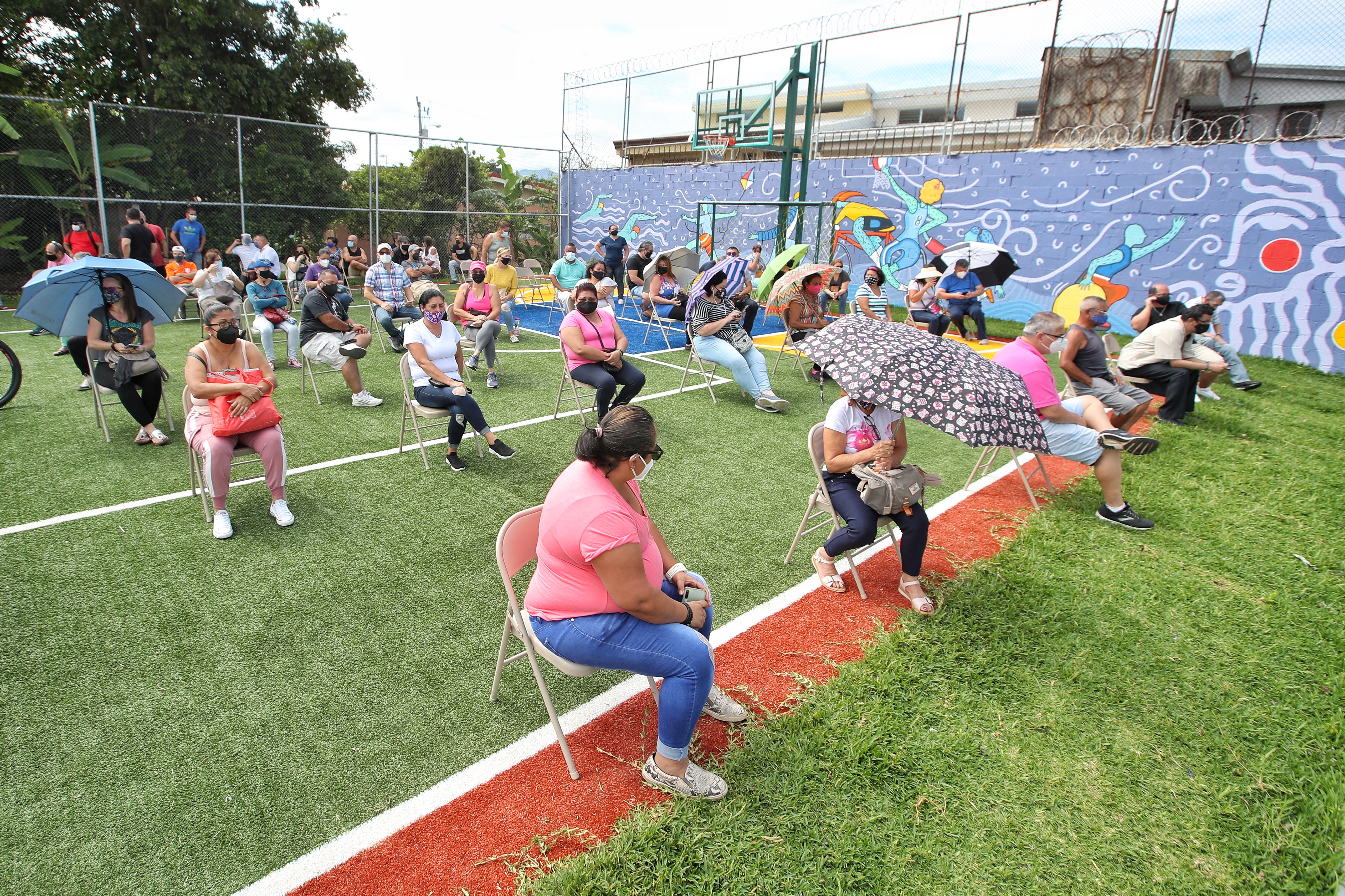 29/05/2021/ Jornada masiva de vacunación en Llorente de Tibás. Esta jornada inició 9:00 am en punto en el Polideportivo de Llorente frente a la escuela monseñor Anselmo Llorente. Gran cantidad de personas acudieron masivamente a la jornada donde desde las 5:30 am ya habían personas esperando / fotografía: John Durán