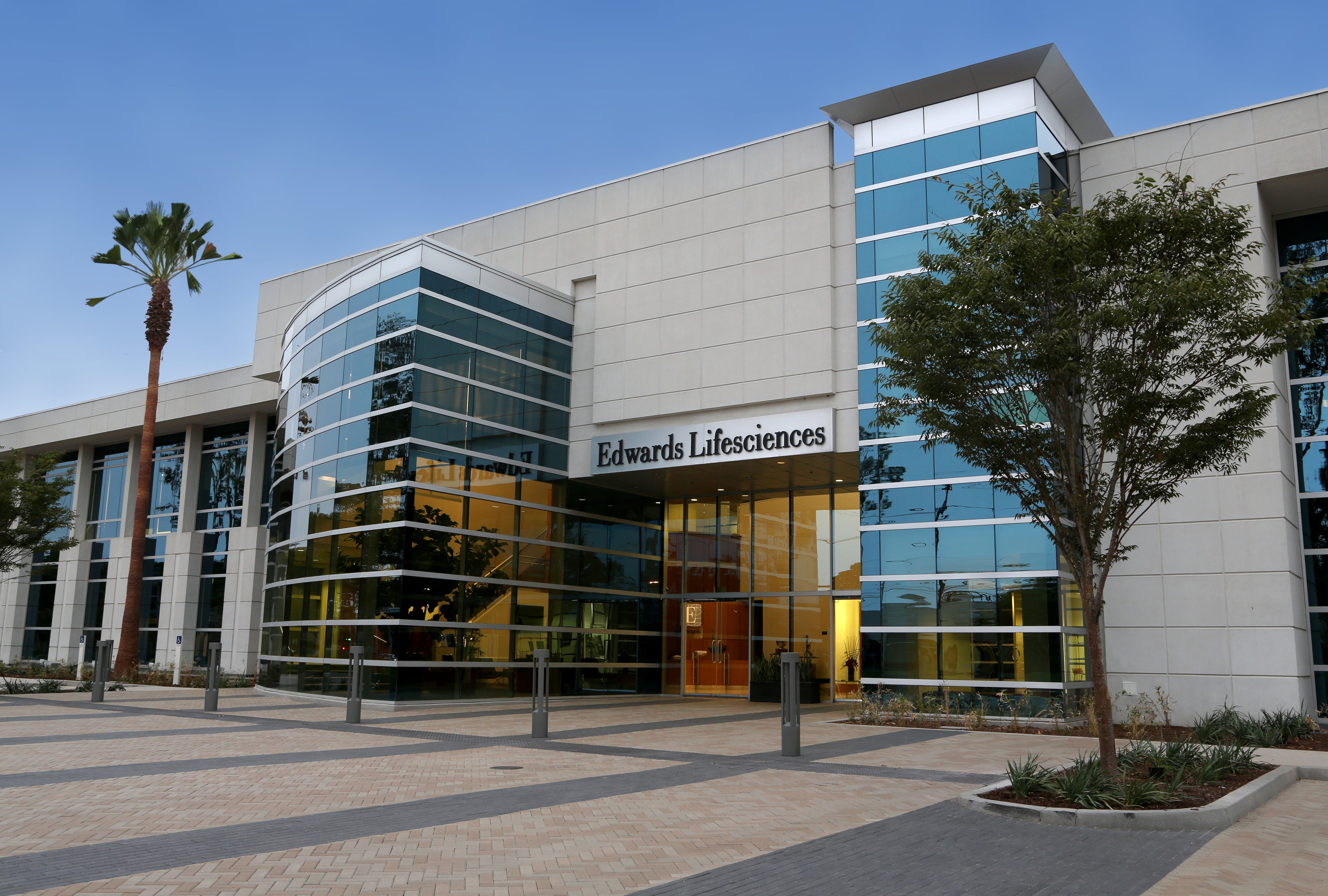 Edwards Lifesciences Corporation es una firma de capital estadounidense con sede en Irvine, California, Estados Unidos. Se especializa en la producción de dispositivos para el monitoreo y control de enfermedades cardíacas.