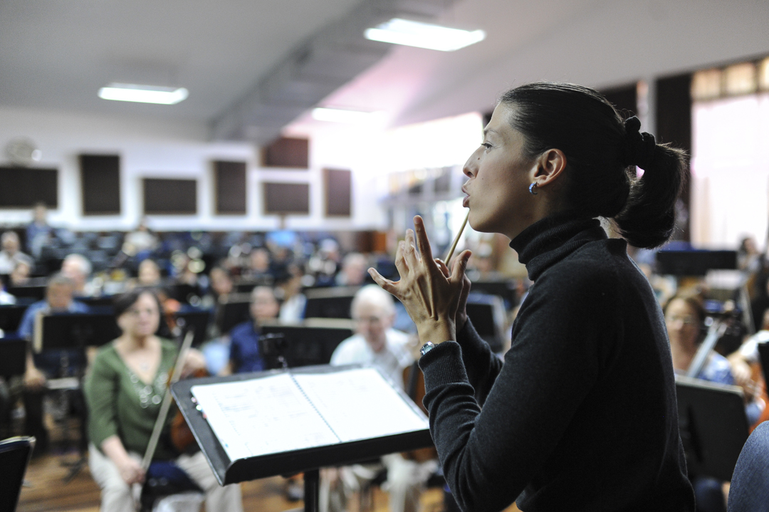 A sus 36 años, Gabriela Mora será la primera directora tica en conducir a la Orquesta Sinfónica Nacional. Durante su adolescencia, Mora fue violinista de la orquesta. FOTO: Jorge Navarro.