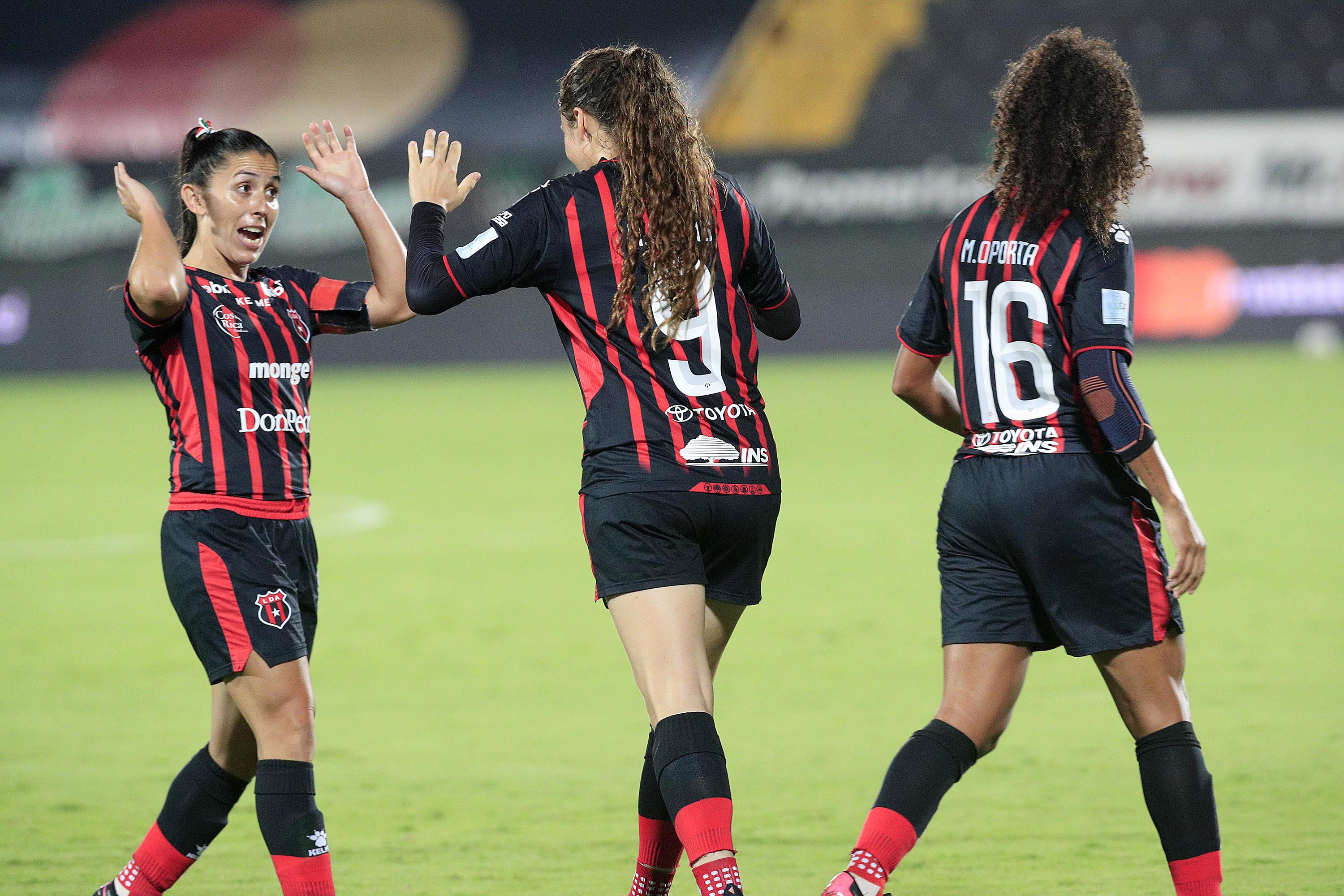 Alajuelense tuvo que aplicarse a fondo para pasar a la final del fútbol femenino. Lixy Rodríguez, María Paula Salas y Marilenis Oporta hicieron un buen partido.