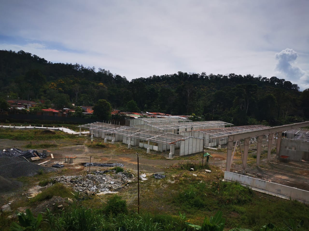Otras de la Escuela Azul, en Turrialba, que se levantaban con dinero del fideicomiso, quedaron a medio construir luego de que el consorcio a cargo incumpliera
Se desconoce cuándo se terminarán. Foto cortesía