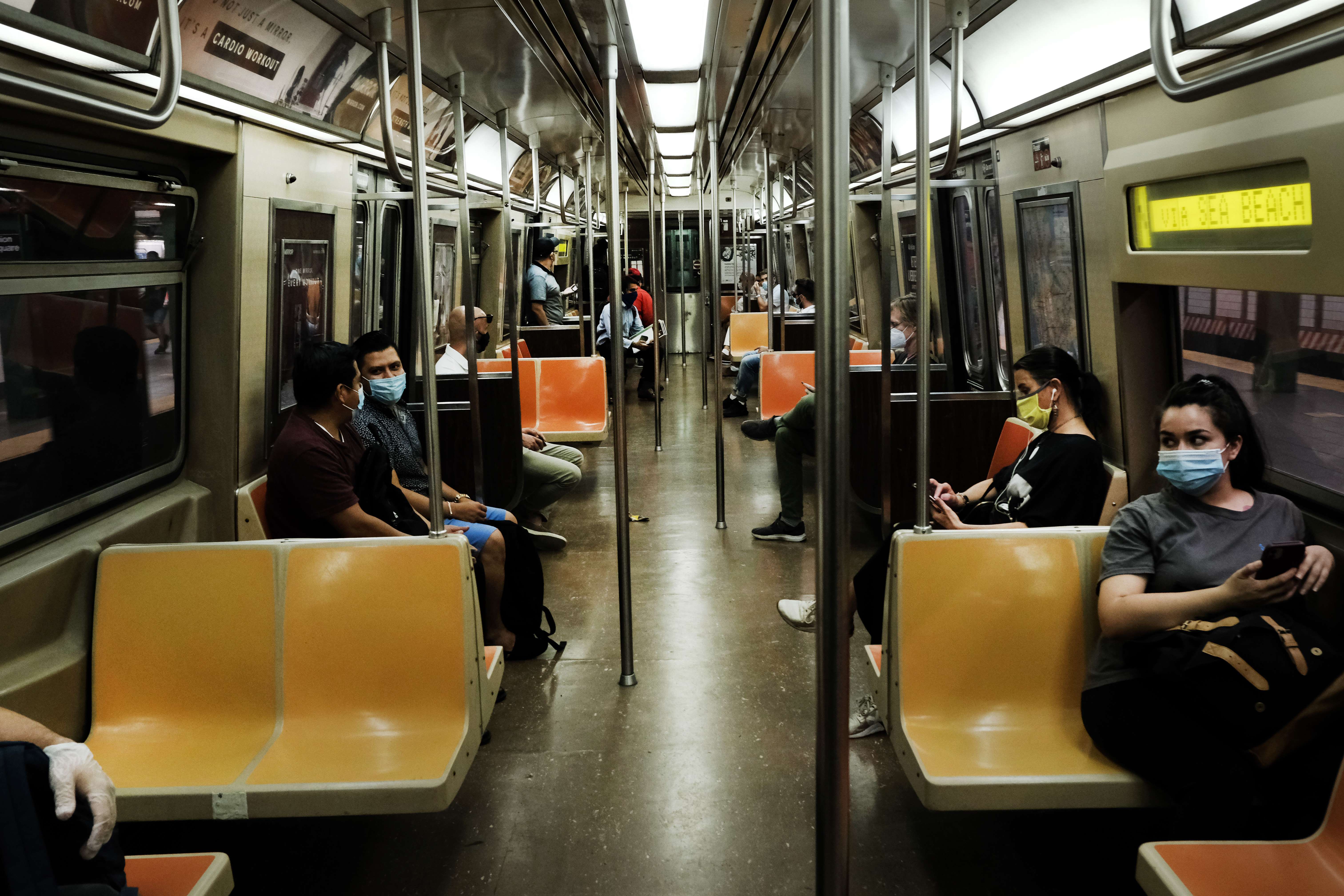 La gente viaja en un metro de Manhattan casi vacío el 26 de agosto de 2020 en la ciudad de Nueva York. Fotografía: AFP.