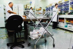 El presupuesto de la CCSS casi duplica el dinero que el país dedica al Ministerio de Educación. Funcionarios de la entidad trabajan en la farmacia de consulta externa del hospital San Juan de Dios, En San José.
