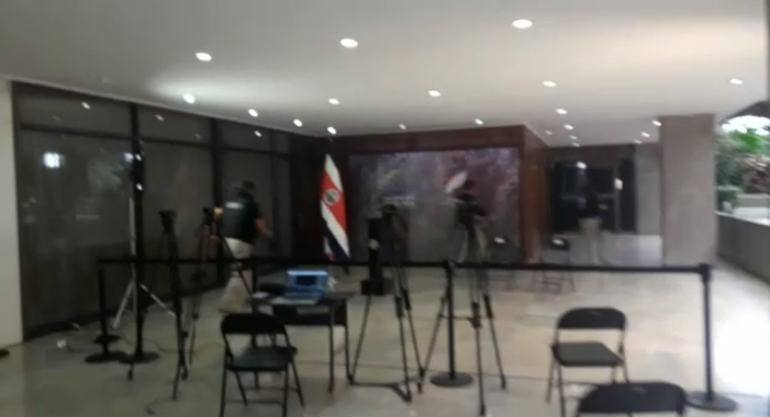 Policías ingresando al despacho del presidente.