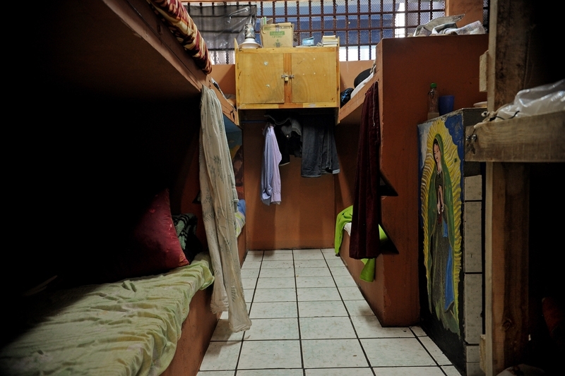 24 de octubre del 2013. Visita a la cárcel de San Sebastian para documentar el hacinamiento en que viven los reos en ese centro penitenciario. Los sujetos fotografiados no brindaron sus nombres.