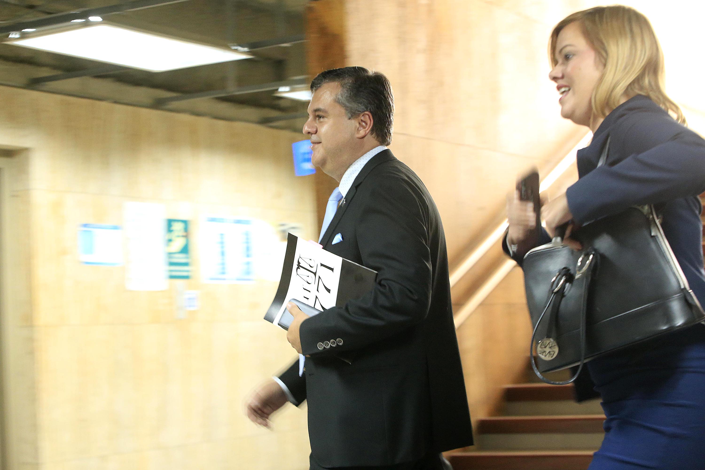 10/04/2019 Tribunales de Goicoehea. Juzgado Penal de Hacienda decide futuro de investigación contra Johnny Araya, Berenice Smith y Celso Gamboa por supuesto tráfico de influencias. La abogada Natalia Gamboa, quien representa al exmagistrado Celso Gamboa y Alfonso Ruiz, abogado de Johnny Araya, cuando ingresaban a la sala. Foto: Rafael Pacheco
