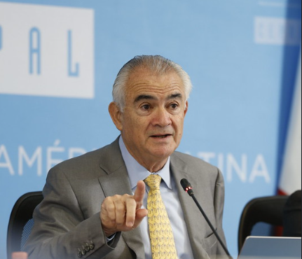 José Manuel Salazar-Xirinachs, secretario ejecutivo de la Cepal, habla en una conferencia sobre la economía de Costa Rica y las políticas arancelarias de Estados Unidos, en la sede de la Cepal en México.