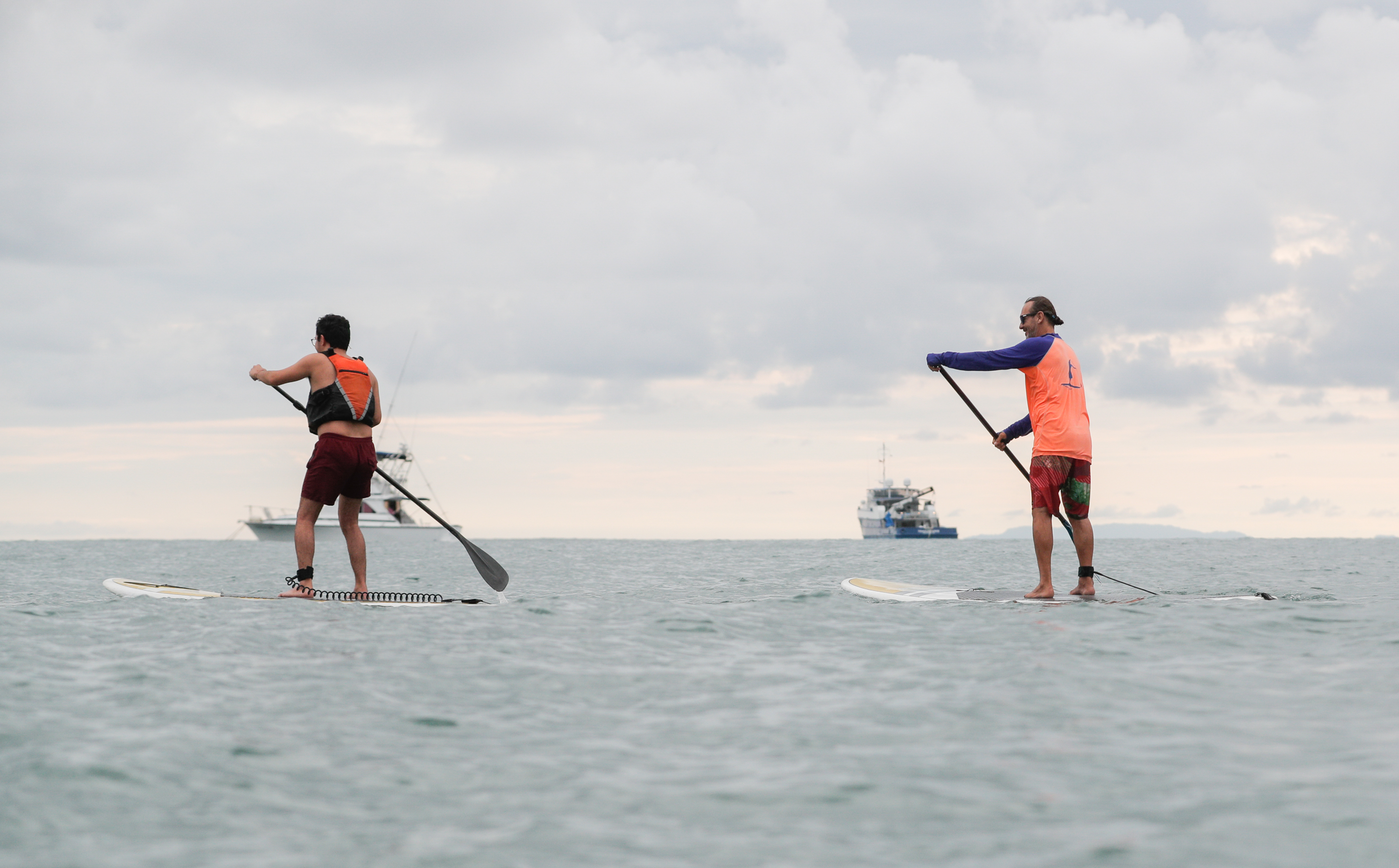 19/8/2019. Garabito, Puntarenas. Recorrido por el canton de Garabito, realizando algunos de los tours que se ofrece en la zona, así como las opciones gastronómicas. Stand up paddle en Playa Herradura. En la foto aparece Didier Fernández (con chaleco) y . Foto Jeffrey Zamora