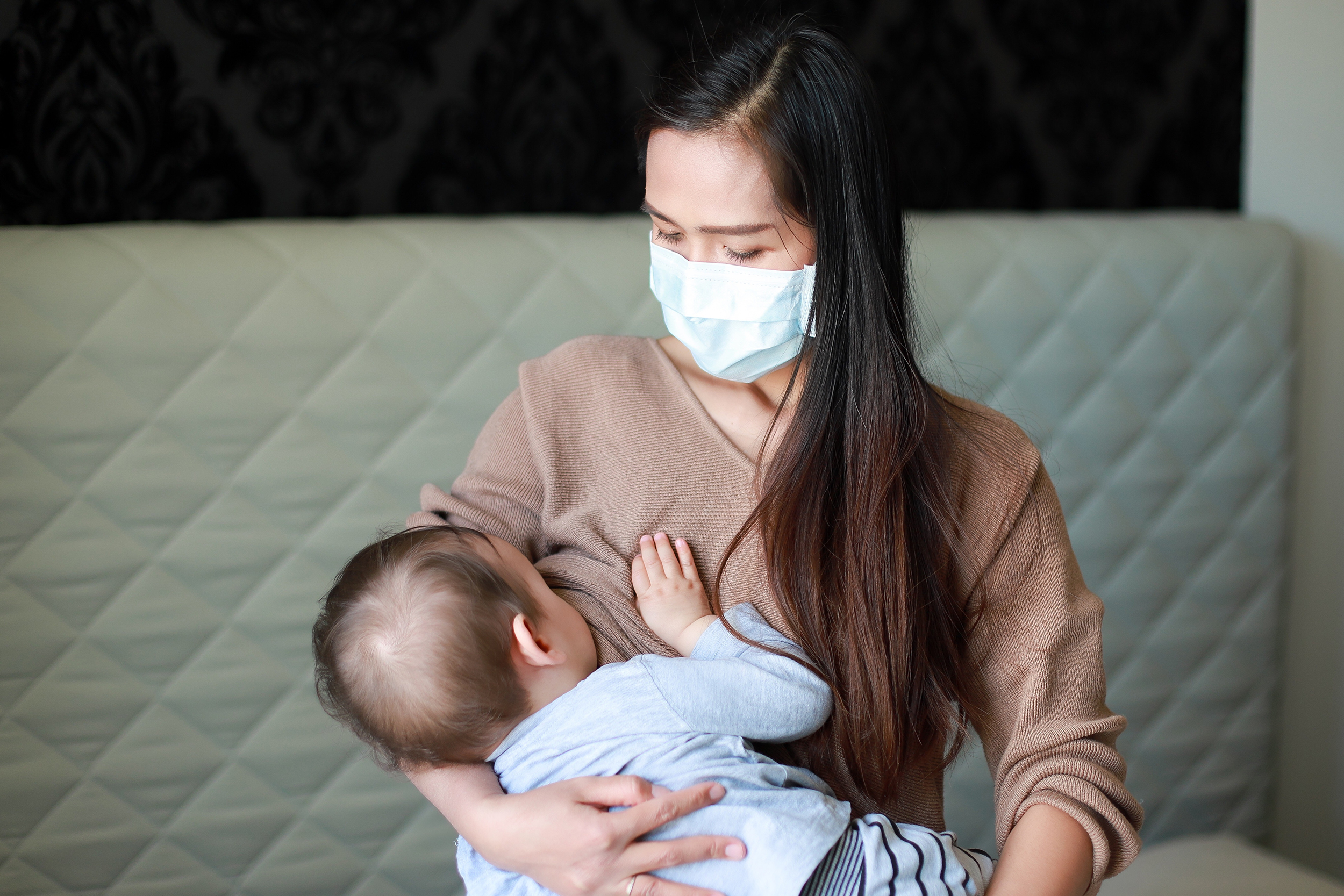Los beneficios de la lactancia son mayores que la posibilidad de infección del bebé. Sin embargo, es necesario usar la mascarilla en todo momento.
Fotografía: Shutterstock