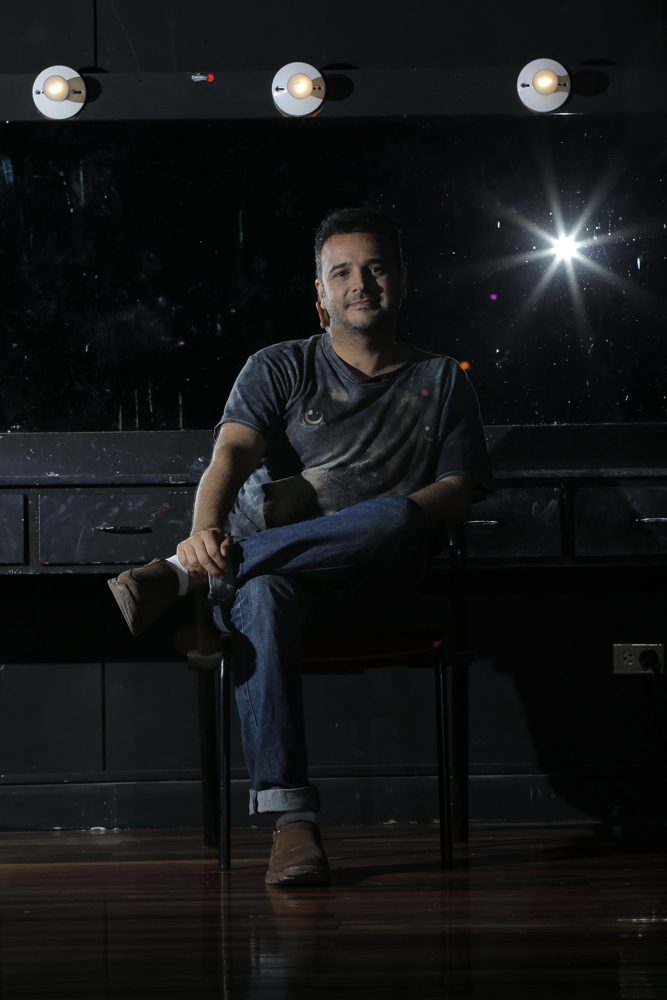 Fabián Sales: Esta obra tiene la genialidad de mirar hacia adentro: en el teatro, los actores y directores, estamos llenos de mierda, de egos, corrupción”. Foto: Mayela López.