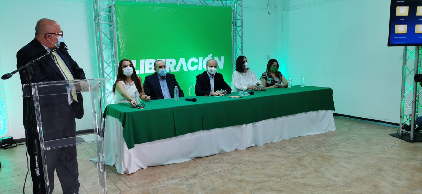 En la mesa, de izquierda a derecha, Kattia Rivera, presidente del PLN, Rodrigo Arias, candidato a diputado por San José, José María Figueres, candidato presidencial, su esposa, y Karen Porras, secretaria general.