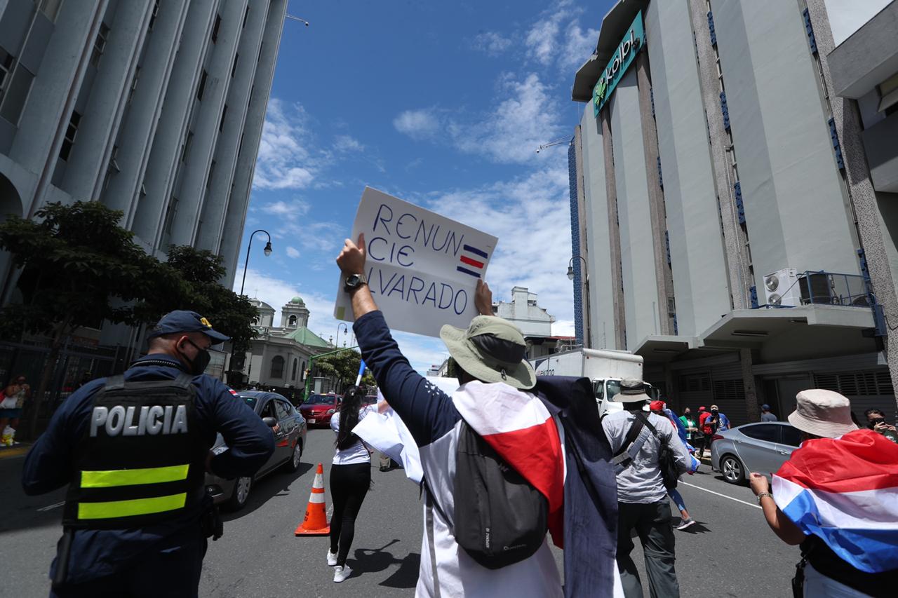 Un grupo de manifestantes dejaron libre el paso por un solo carril sobre Avenida Segunda en el centro de San José mientras iban y venía sobre esa arteria entre el edificio del Ministerio de Hacienda y el Parque Central/ Jose Cordero.