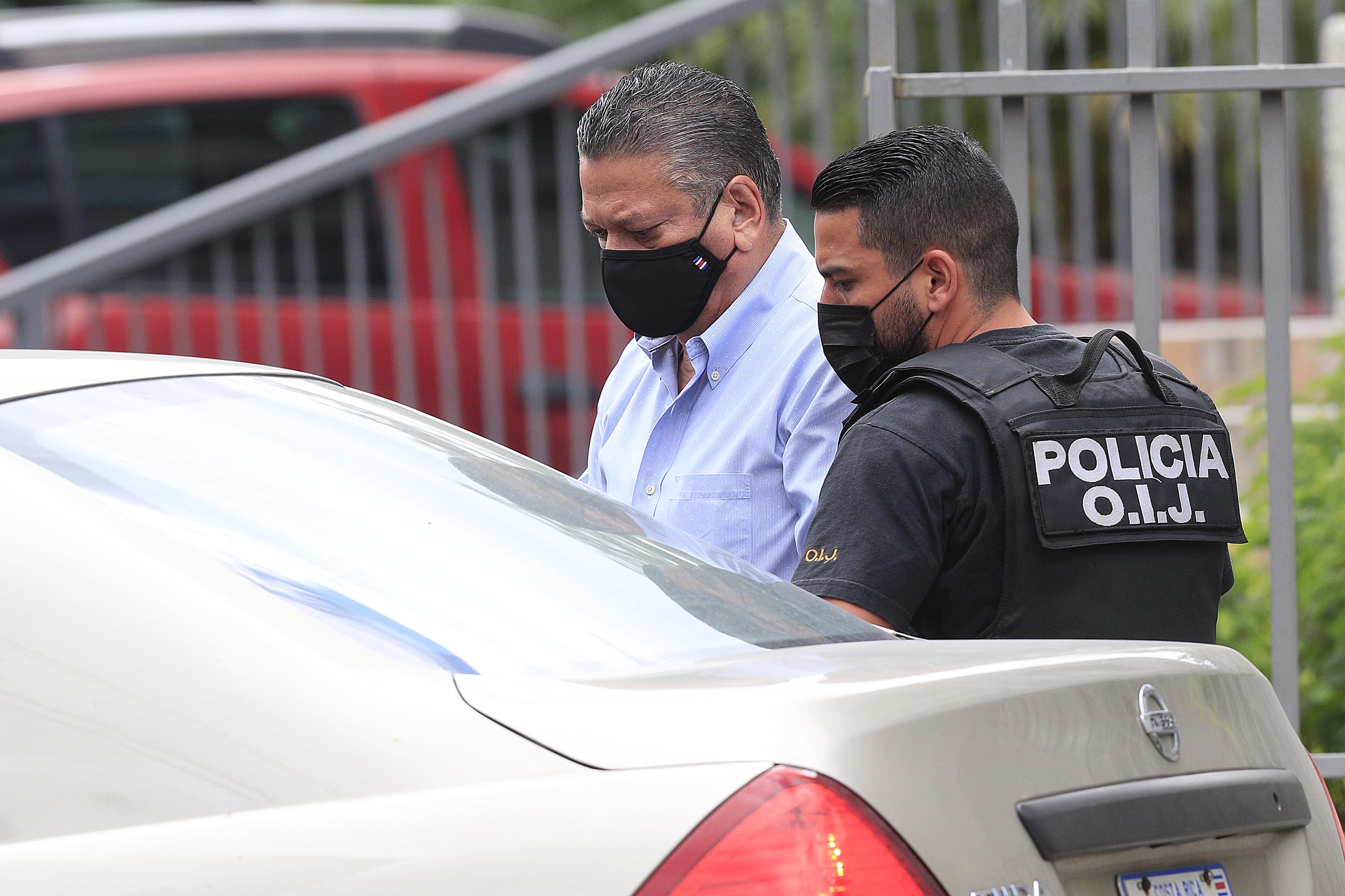 15/11/2021 Rohrmoser. Allanamiento en casa Johnny Araya. A las 7:00 a.m. ingresaron los agentes del OIJ a la casa del alcalde de San José, en denominada Operación Diamante. Araya salió detenido a las 11:00 a.m.