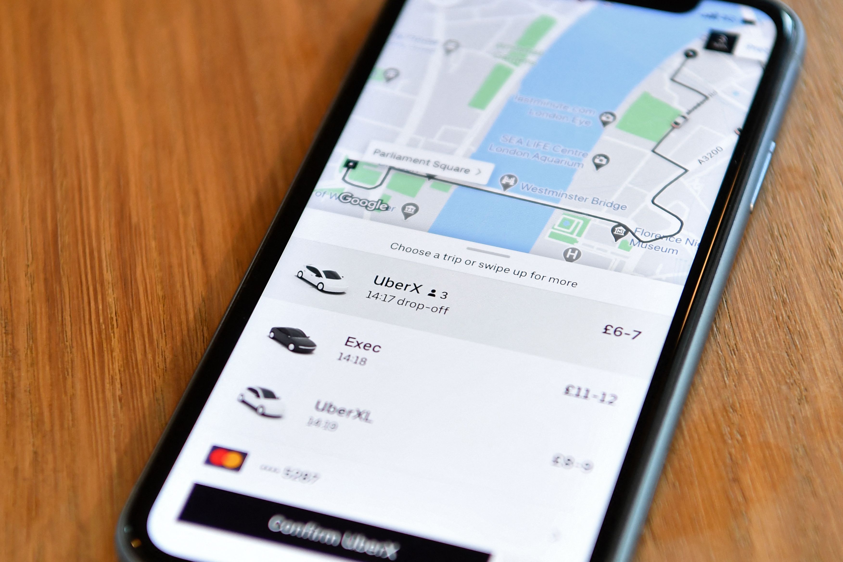 En esta foto de archivo tomada el 28 de septiembre de 2020, un teléfono inteligente muestra información de la ruta de la aplicación para el servicio de taxi Uber en Londres. Fotografía: AFP.
