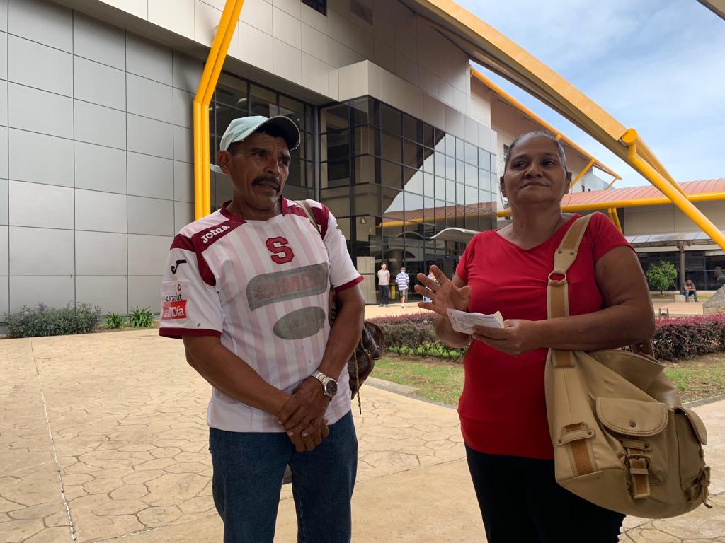 5/8/19 A pesar del movimiento de huelga anunciado en el sector salud,el Hospital de Heredia mostraba un ambiente normal,nada más que si se atendía con cita previa. Don Adrián Rostran y doña Alejandra Valle del sector de Cureña por el lado de Sarapiqui, ella venía por un asunto de un Cáncer de ovario , viajaron en moto y el costo de venir hasta acá es de ¢50.000. Fotografía: Jorge Castillo.