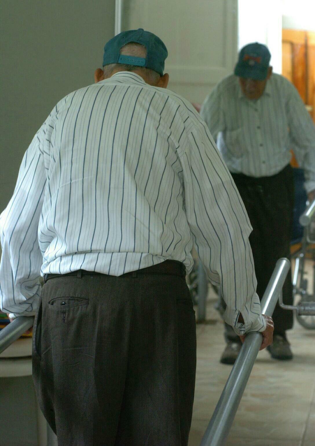 Entre más pronto comience la rehabilitación después de la fractura, será más posible que adulto mayor retorne a la normalidad.