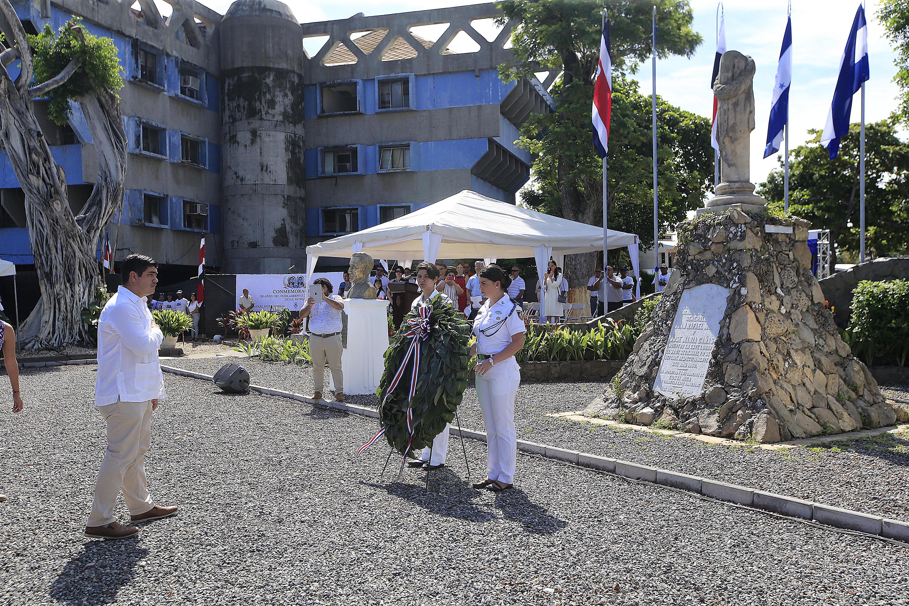 30/09/2018 Puntarenas. El Presidente Carlos Alvarado, colocó varios arreglos florales, como tributo a Juan Rafael Mora y José María Cañas, en el parque que precisamente se llama así, Mora Cañas, donde ambos fueron ejecutados. Foto: Rafael Pacheco